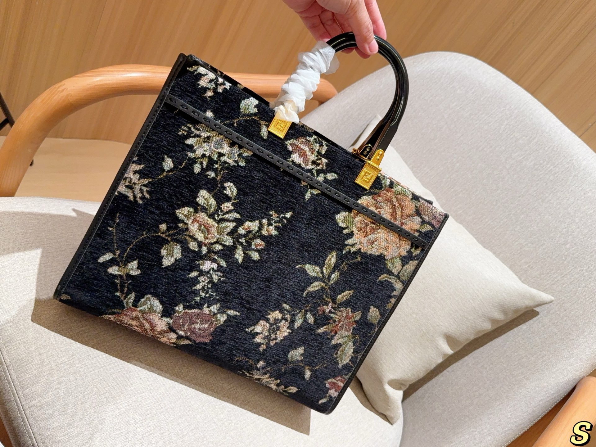 華やかなFENDI トートバッグ ブラック フloral柄 1色入 🌸 - 画像 4