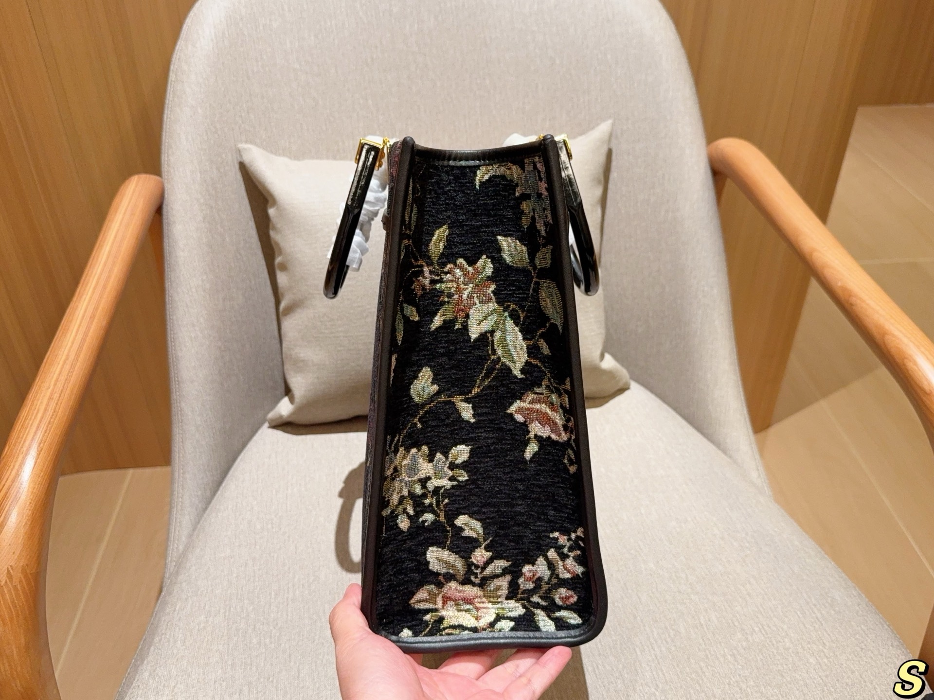 華やかなFENDI トートバッグ ブラック フloral柄 1色入 🌸 - 画像 5