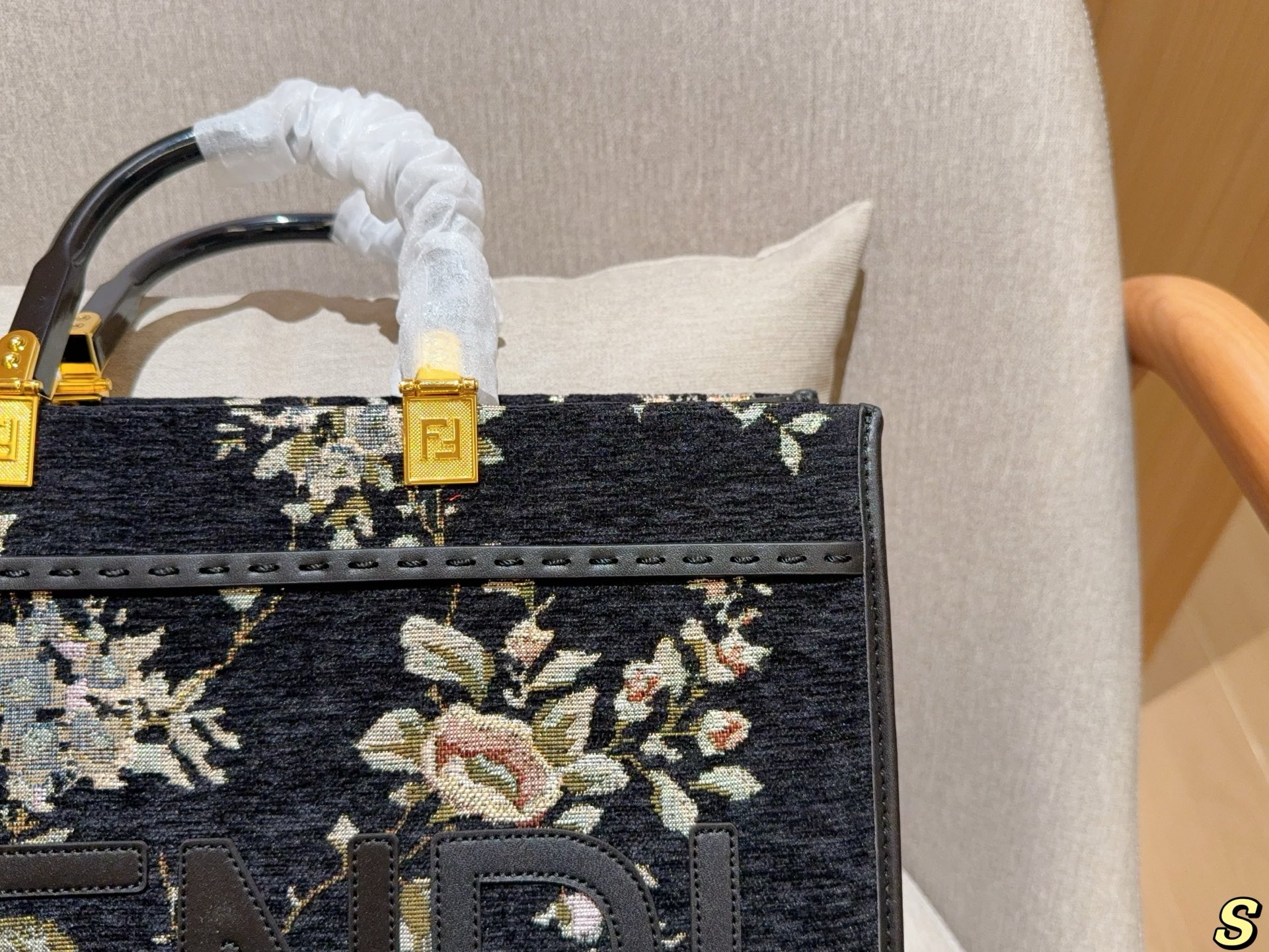 華やかなFENDI トートバッグ ブラック フloral柄 1色入 🌸 - 画像 7