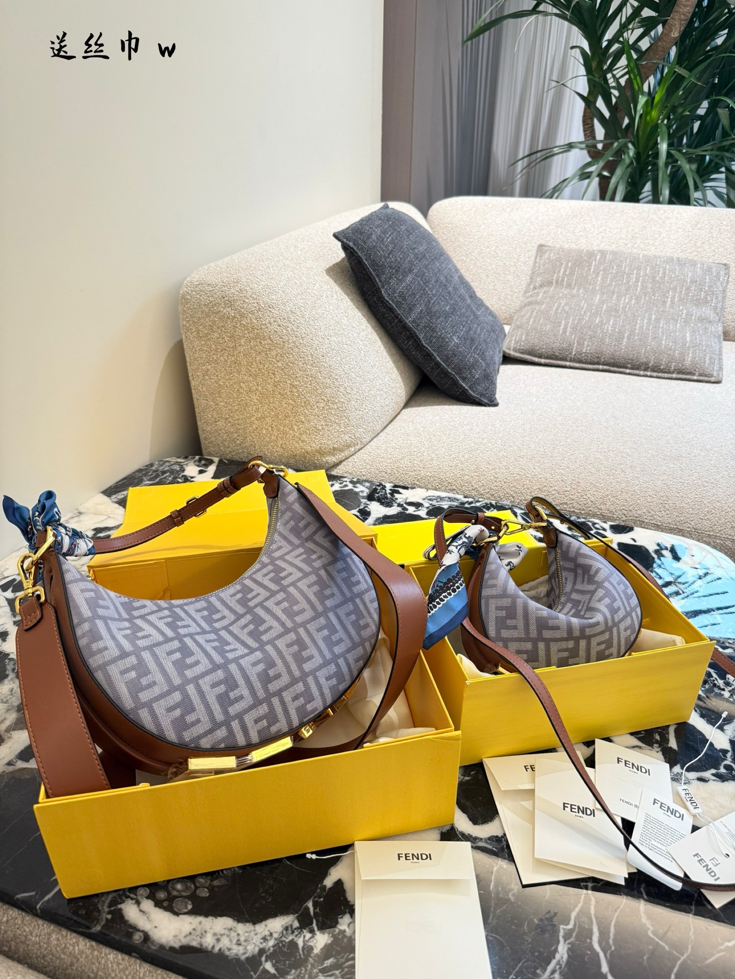 FENDI フェンディ バッグ 2色入 人気の月型ハンドバッグ 🌙