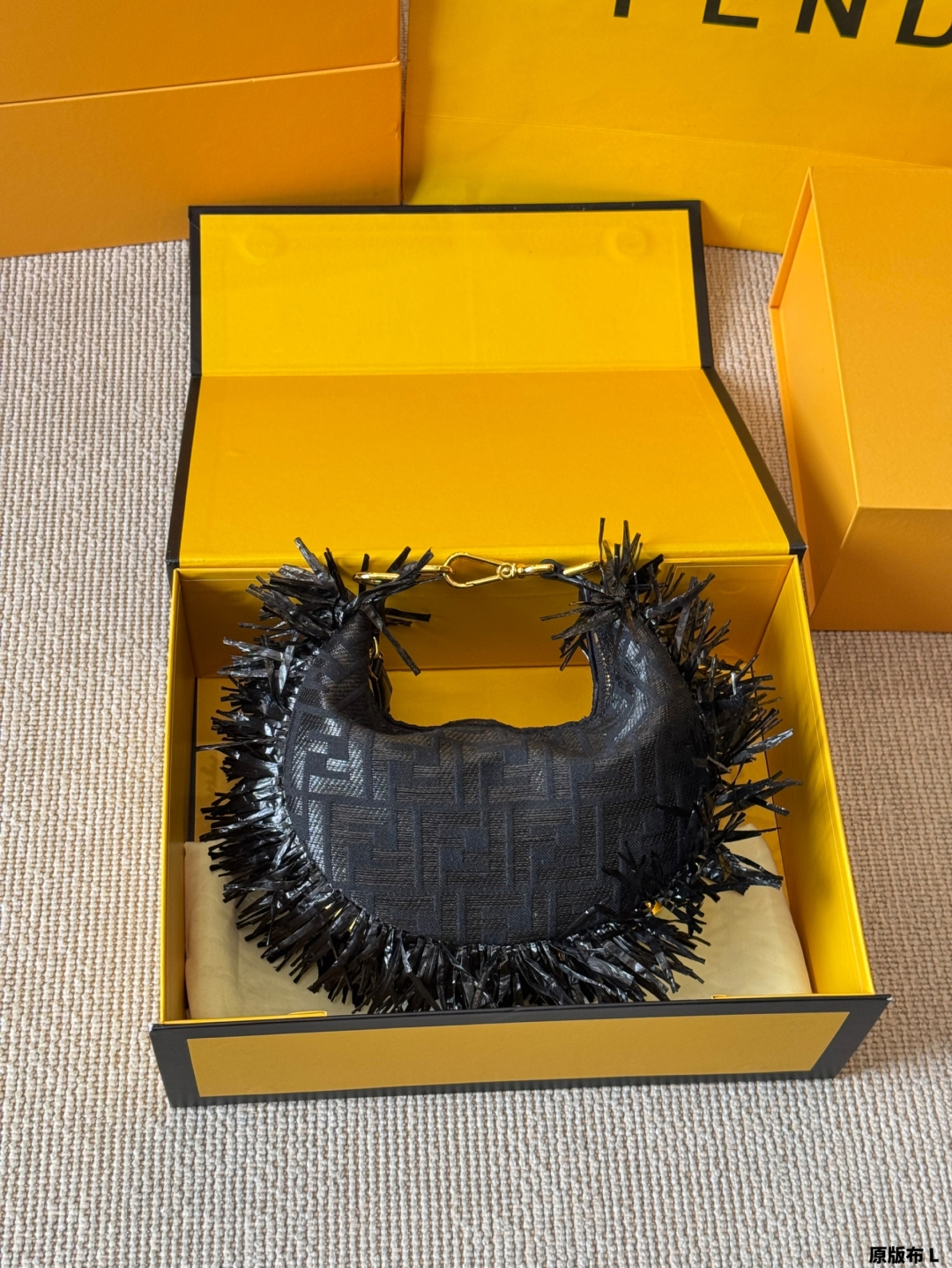 FENDI フェンディ フリンジ ポーチ 3色入 🖤✨