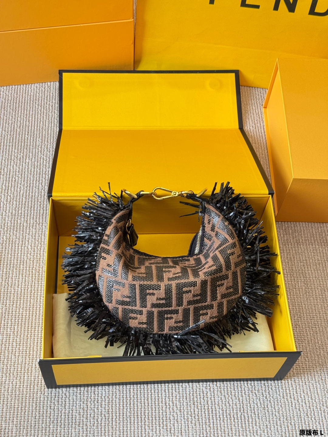 FENDI フェンディ フリンジ ポーチ 3色入 🖤✨ - 画像 3