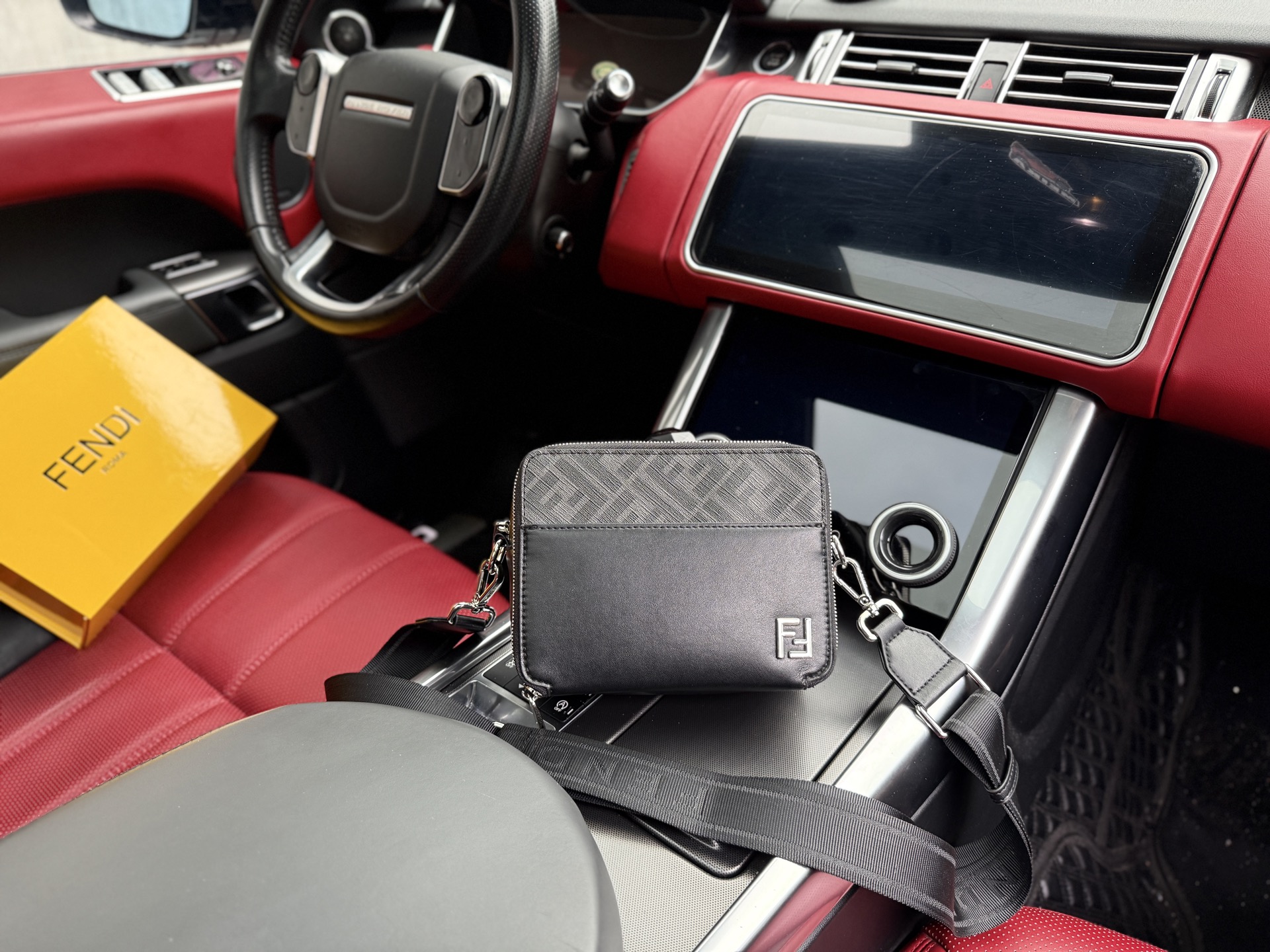 FENDI メンズ ポーチ ブラック 2色展開 💼