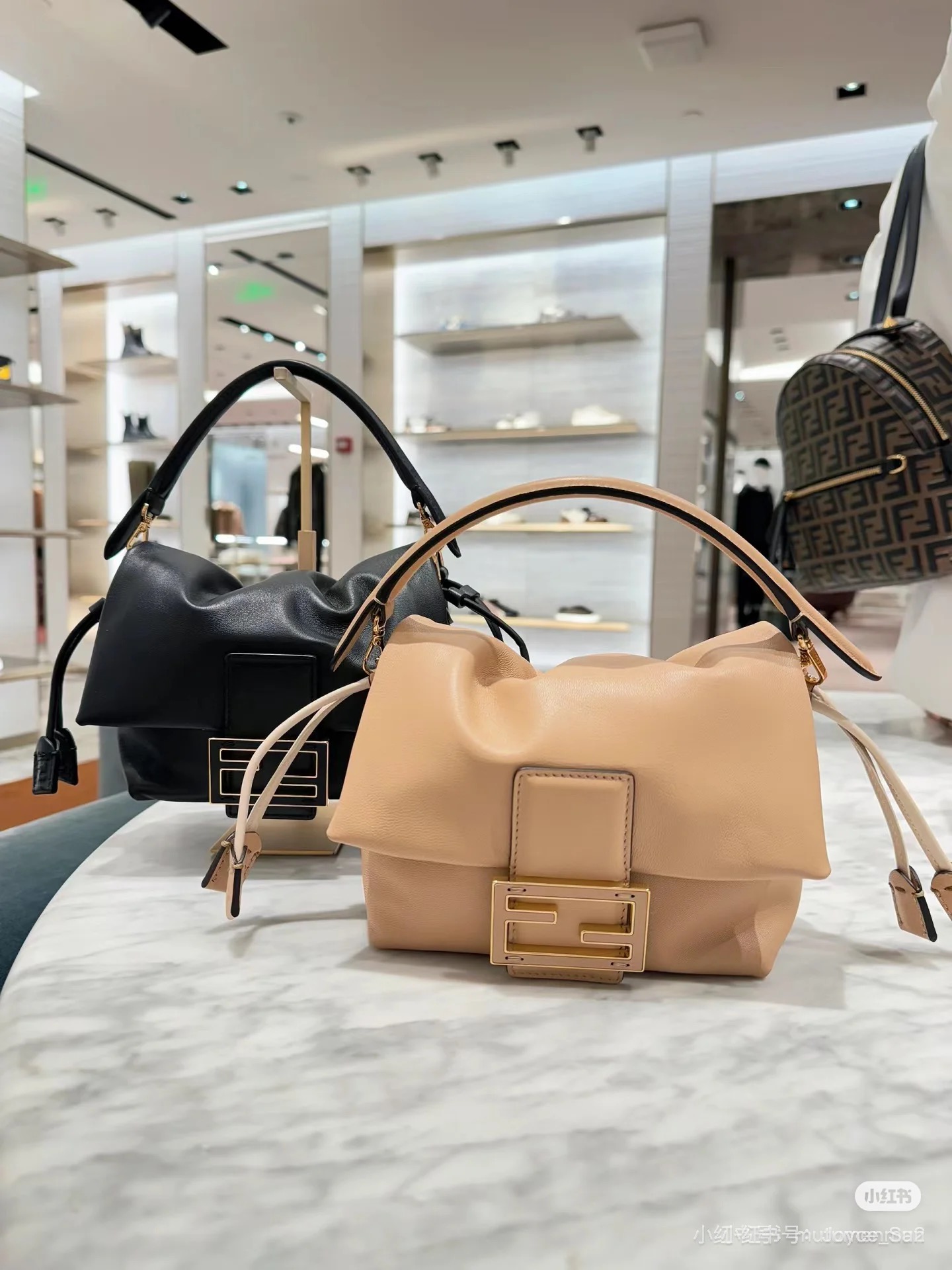 FENDI バッグ 3色入 おしゃれなショルダーバッグ 🖤