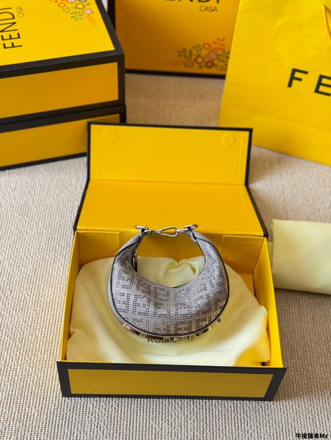 ✨FENDI メンズバッグ シルバー 1色入✨