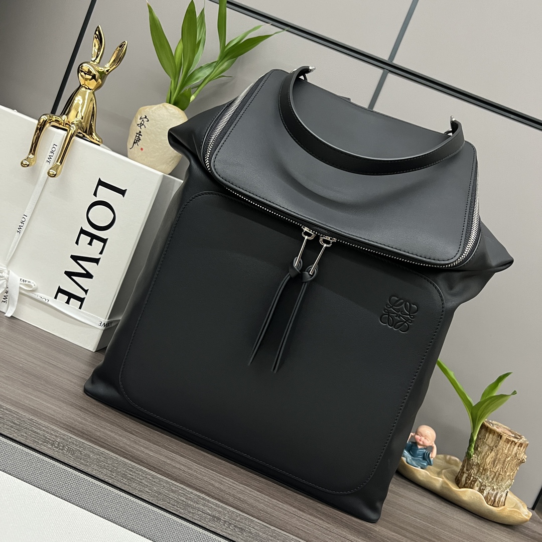 ロエベ 黒 バックパック 二つ折りデザイン スタイリッシュ 💼