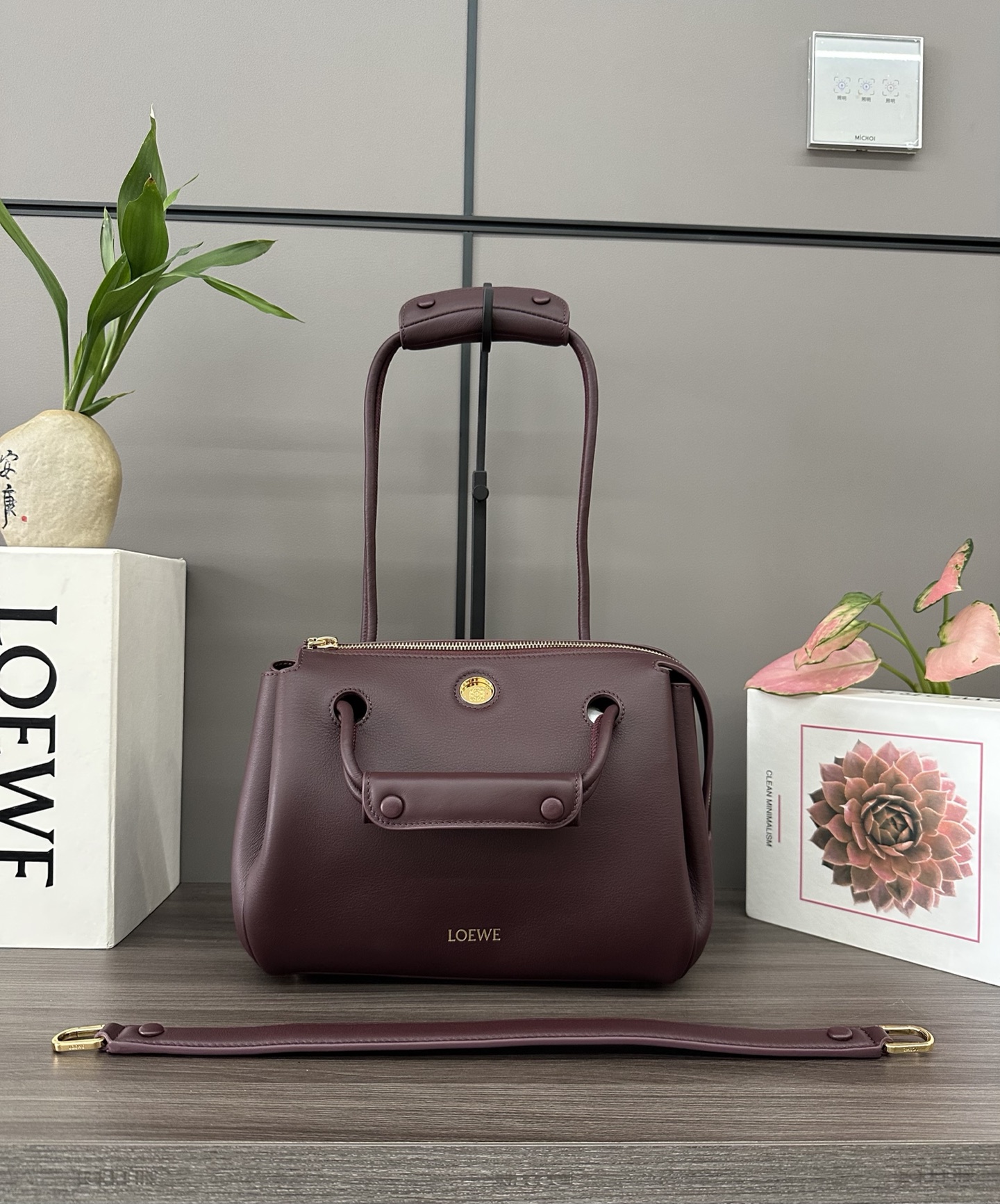 LOEWE ポーチ型ハンドバッグ 4色入 🎂