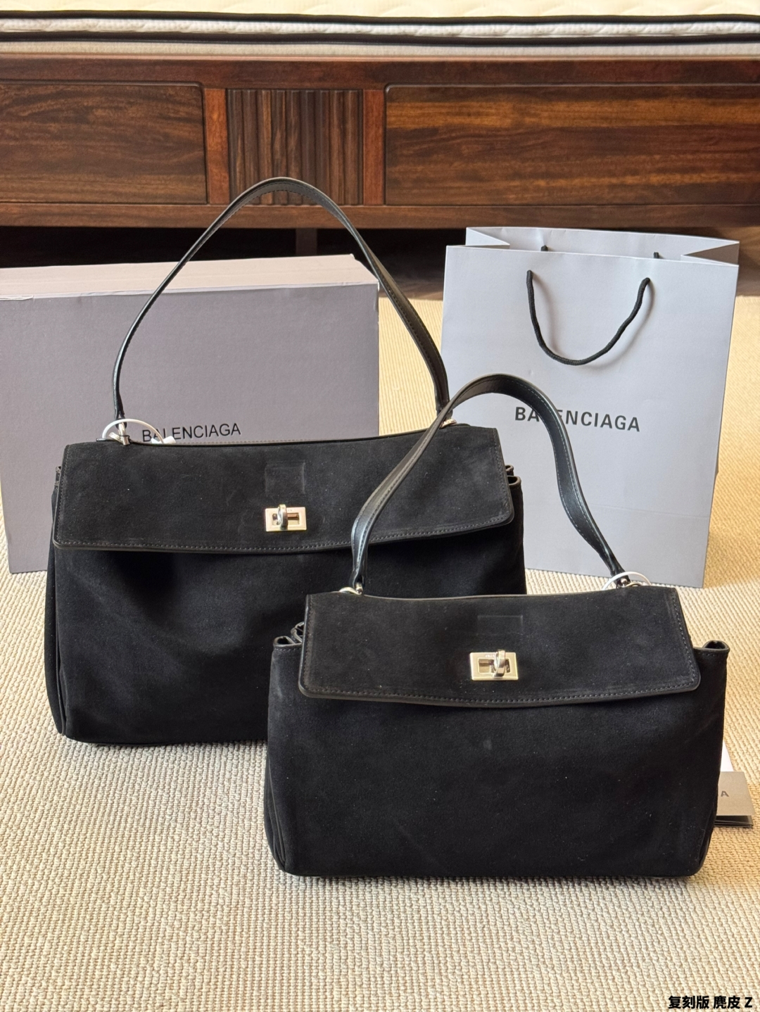 バレンシアガ ブラック マイクロ ハンドバッグ 2色入 🖤