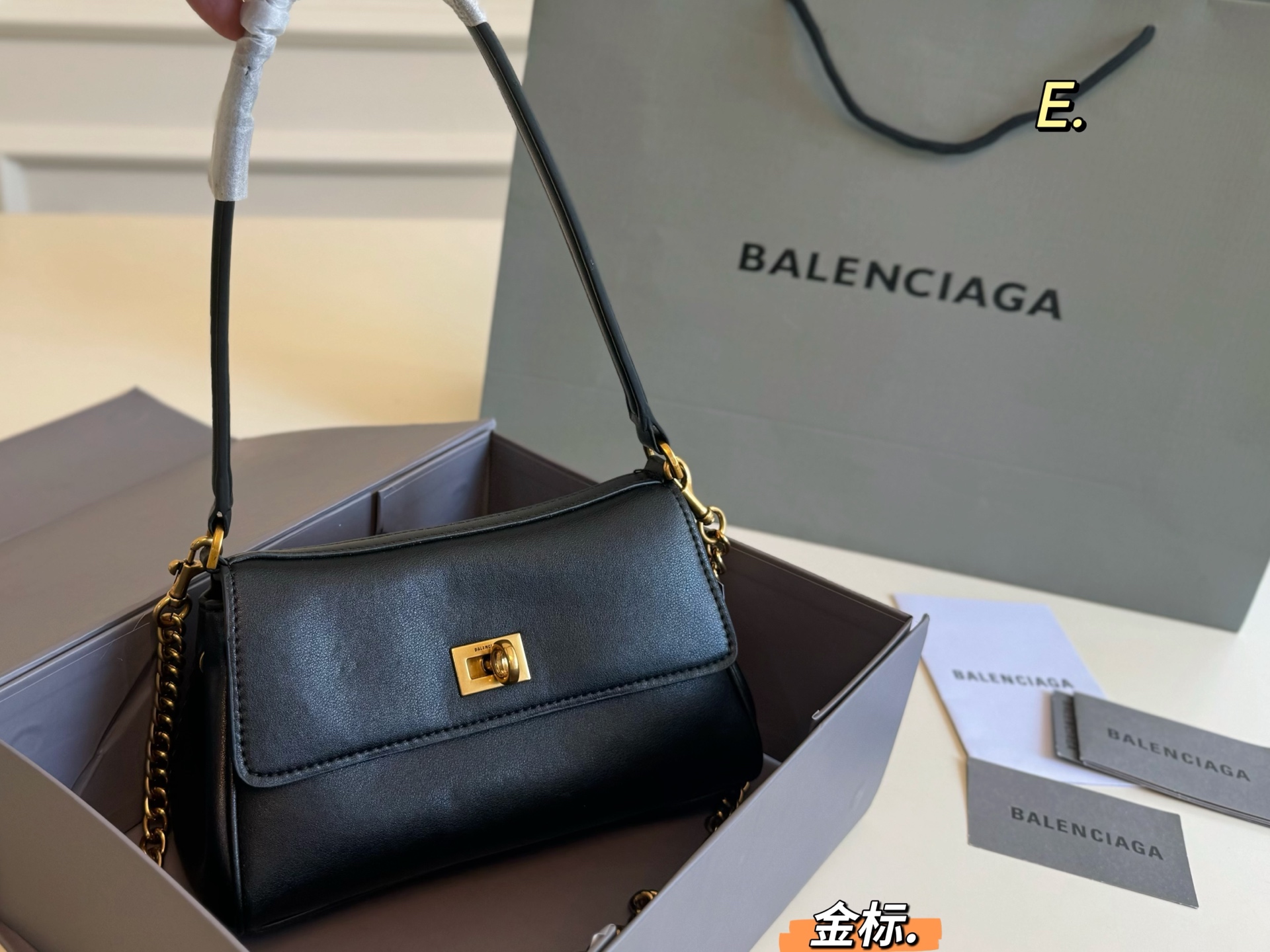 バレンシアガ 裏地 1色入 ブラック ショルダーバッグ 金具×チェーン スタイリッシュ 🖤