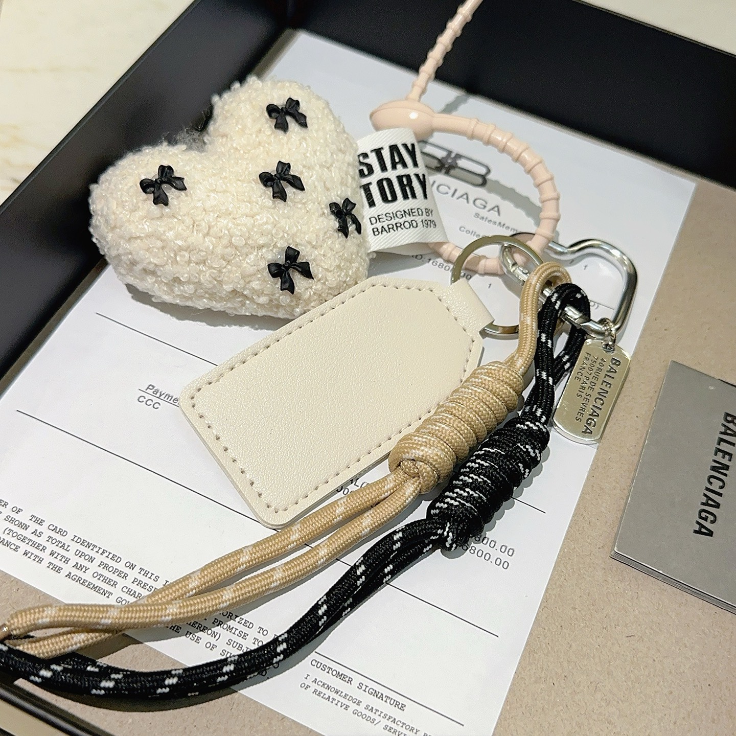 BALENCIAGA バレニシアガ ポーチ付きキーホルダー 2色入 🎁