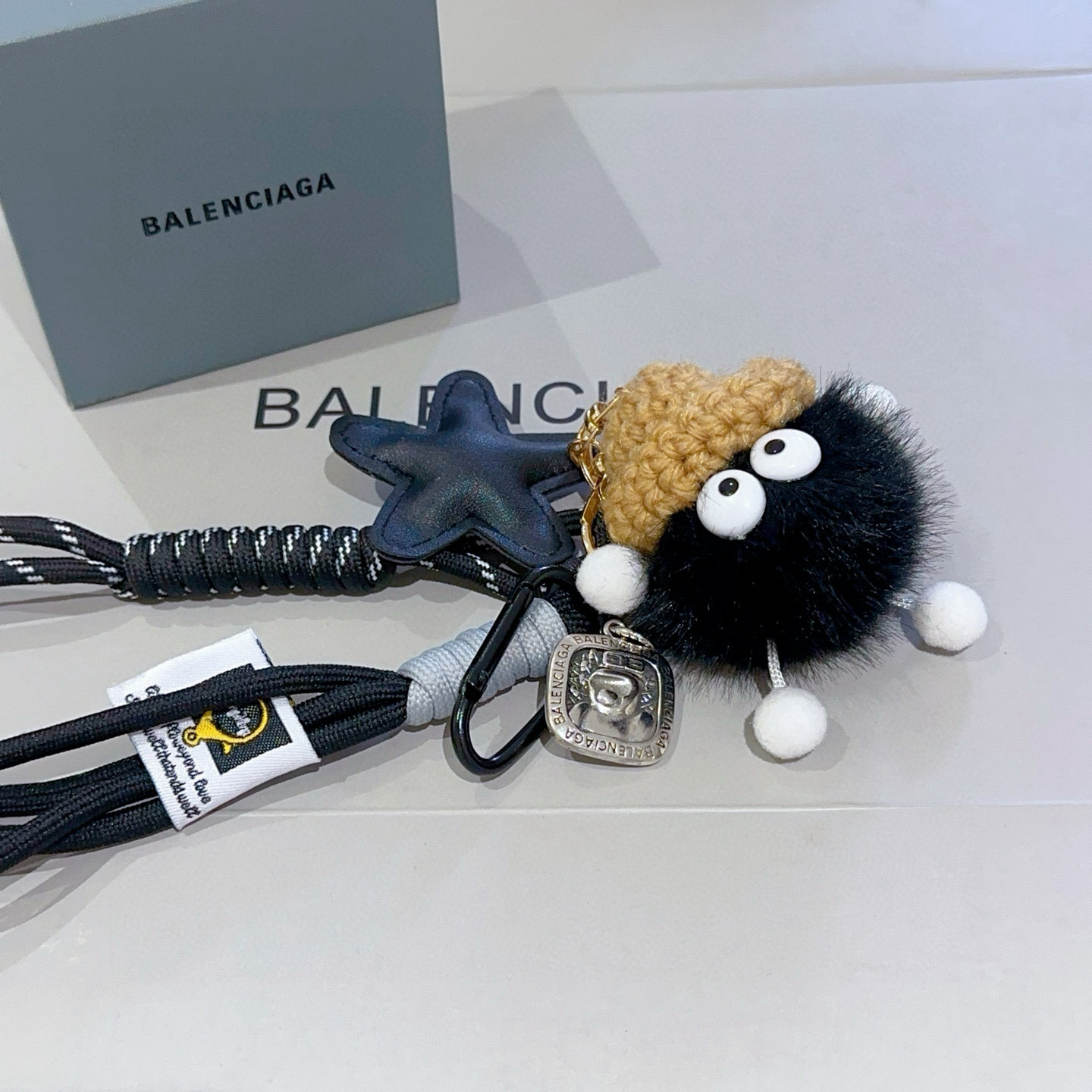 BALENCIAGA ポムポムキーホルダー かわいい 2色入 🐾