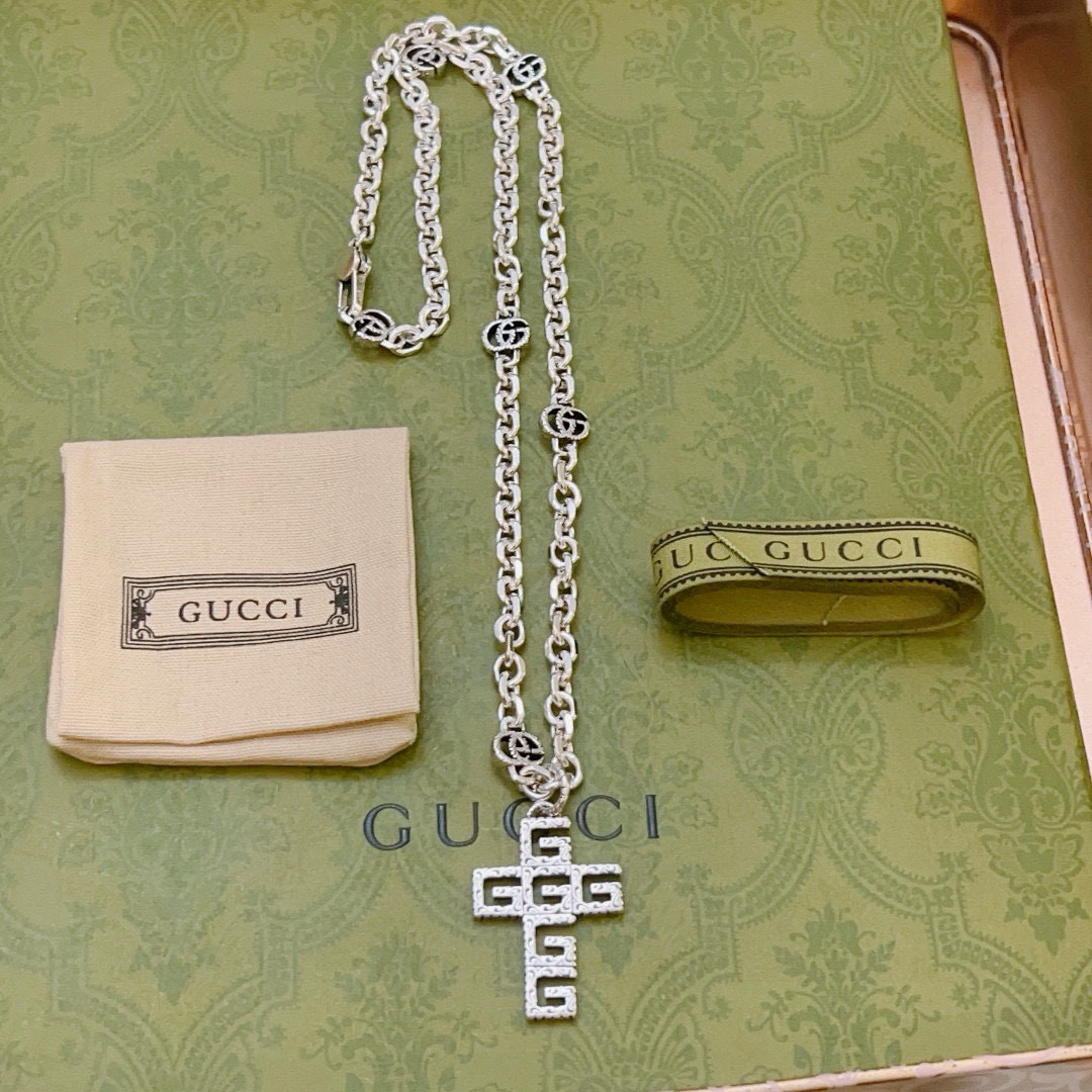 GUCCI ネックレス シルバー メタル ロゴ クロス 1色入 💎