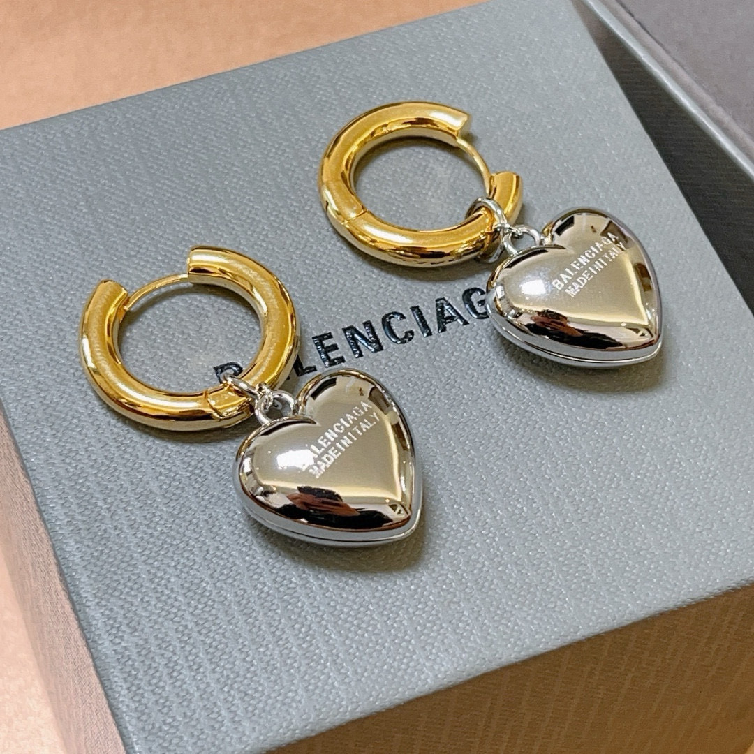 バレンシアガ ハート ピアス 2色入 プレゼント ✨