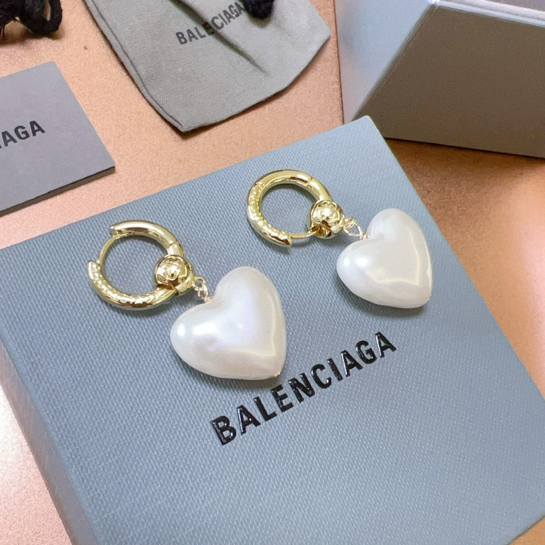 BALENCIAGA ピアス ホワイト ハート型 1色入 💖
