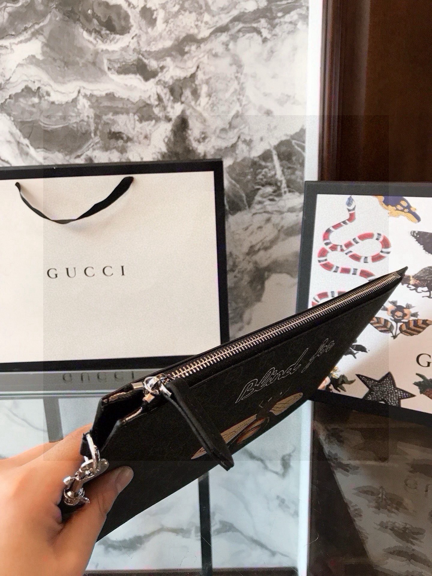 GUCCI ベルト付き ビーストデザイン メンズ ポーチ 黒 1色入 - 画像 2