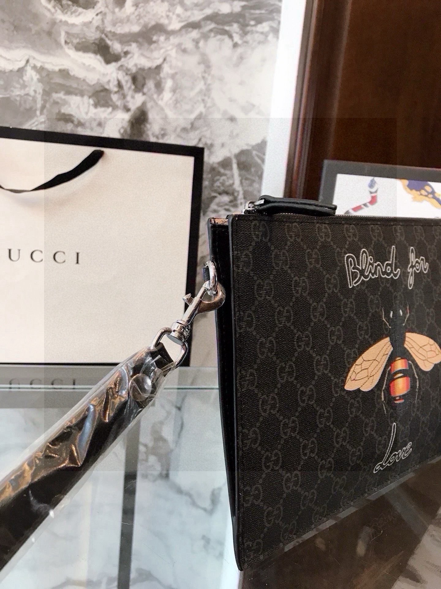 GUCCI ベルト付き ビーストデザイン メンズ ポーチ 黒 1色入 - 画像 3