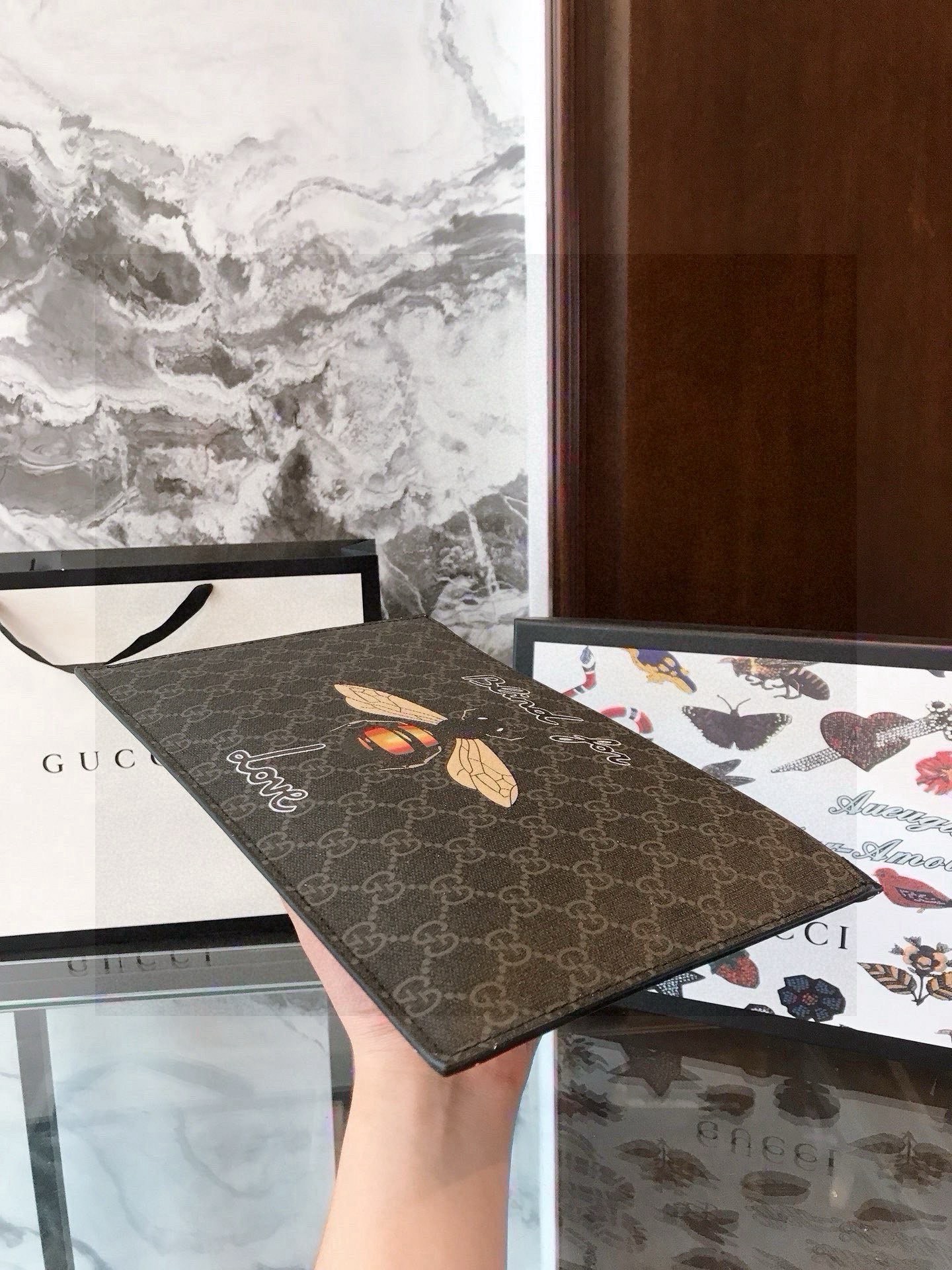 GUCCI ベルト付き ビーストデザイン メンズ ポーチ 黒 1色入 - 画像 4