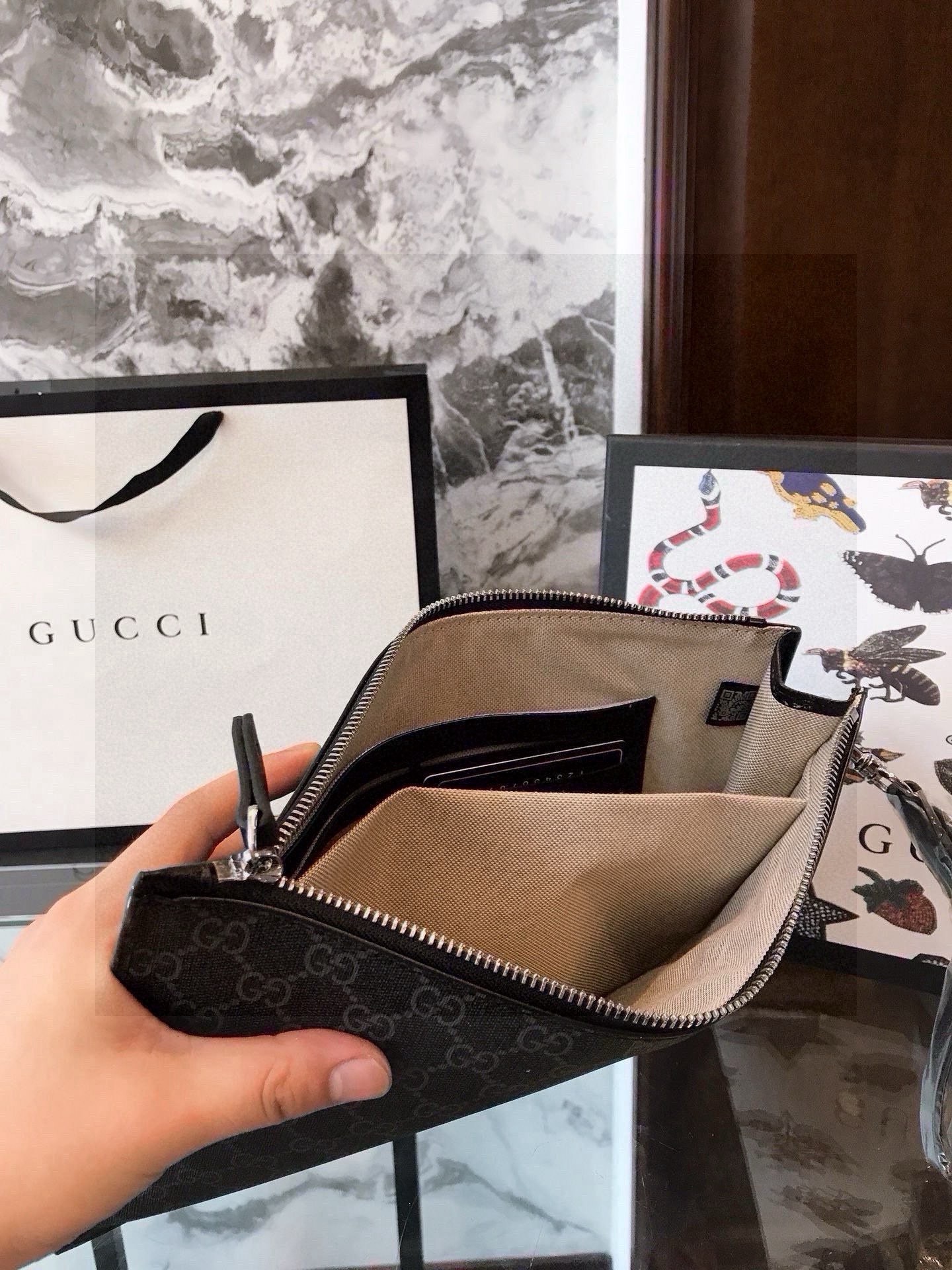 GUCCI ベルト付き ビーストデザイン メンズ ポーチ 黒 1色入 - 画像 6