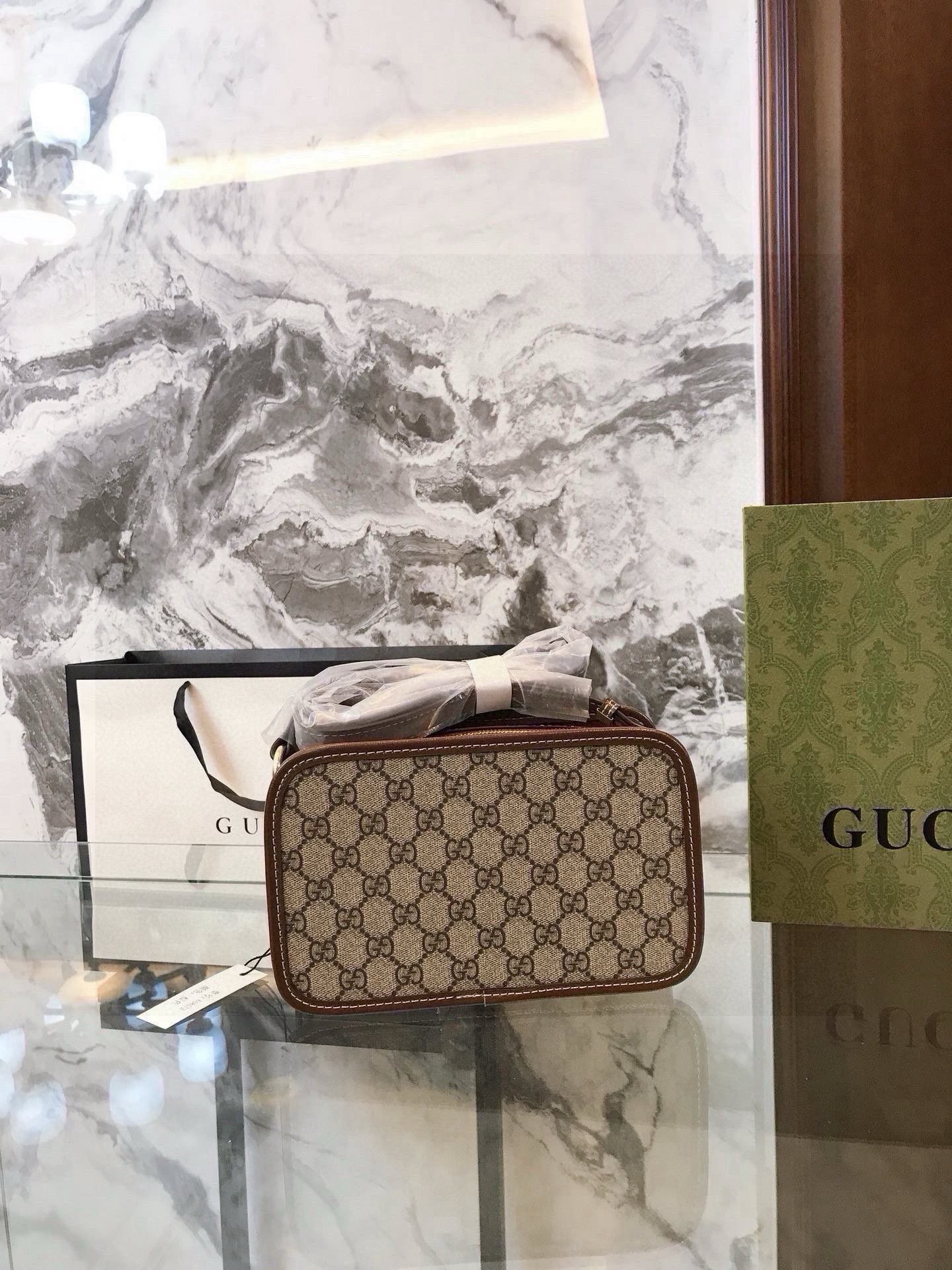 GUCCI ミニショルダーバッグ グラフィティ柄 2色入 - 画像 7