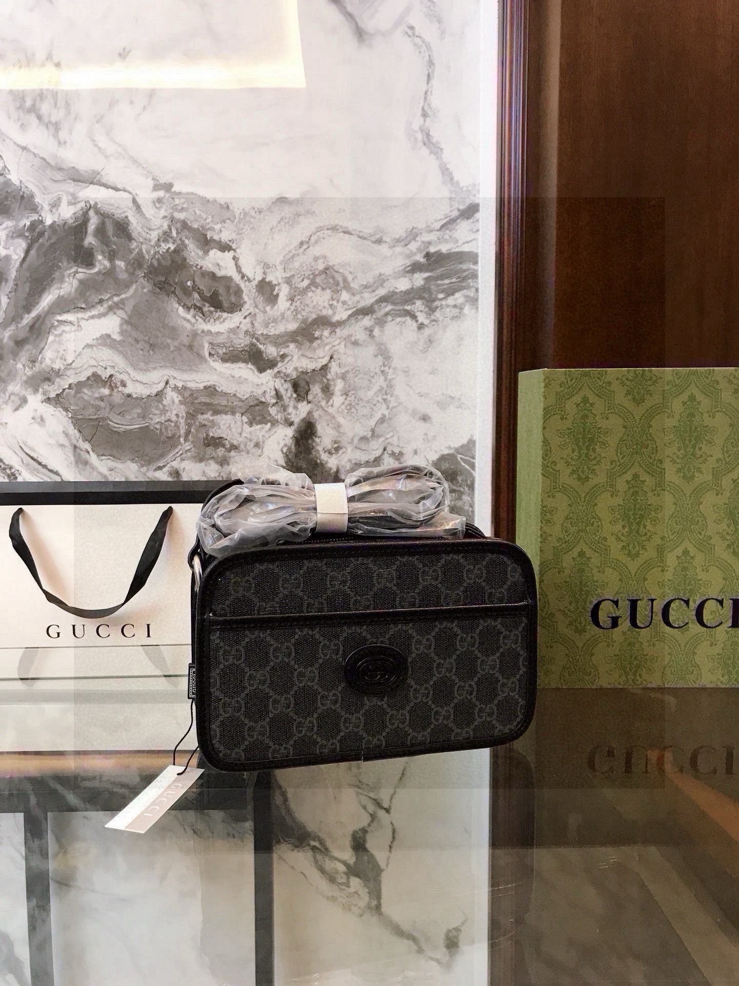 GUCCI グッチ メンズ カメラバッグ ブラック 1色入 - 画像 4