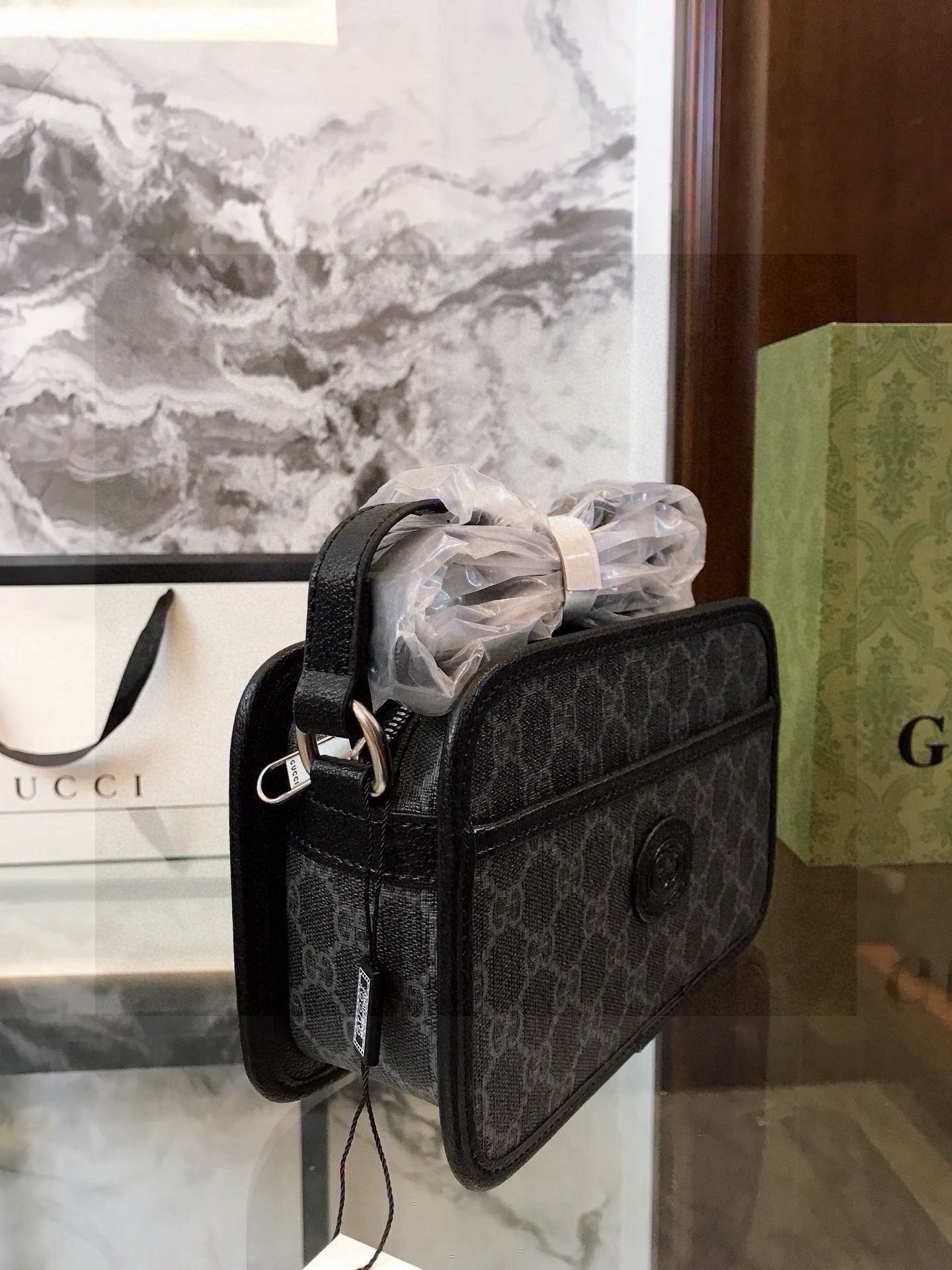 GUCCI グッチ メンズ カメラバッグ ブラック 1色入 - 画像 5