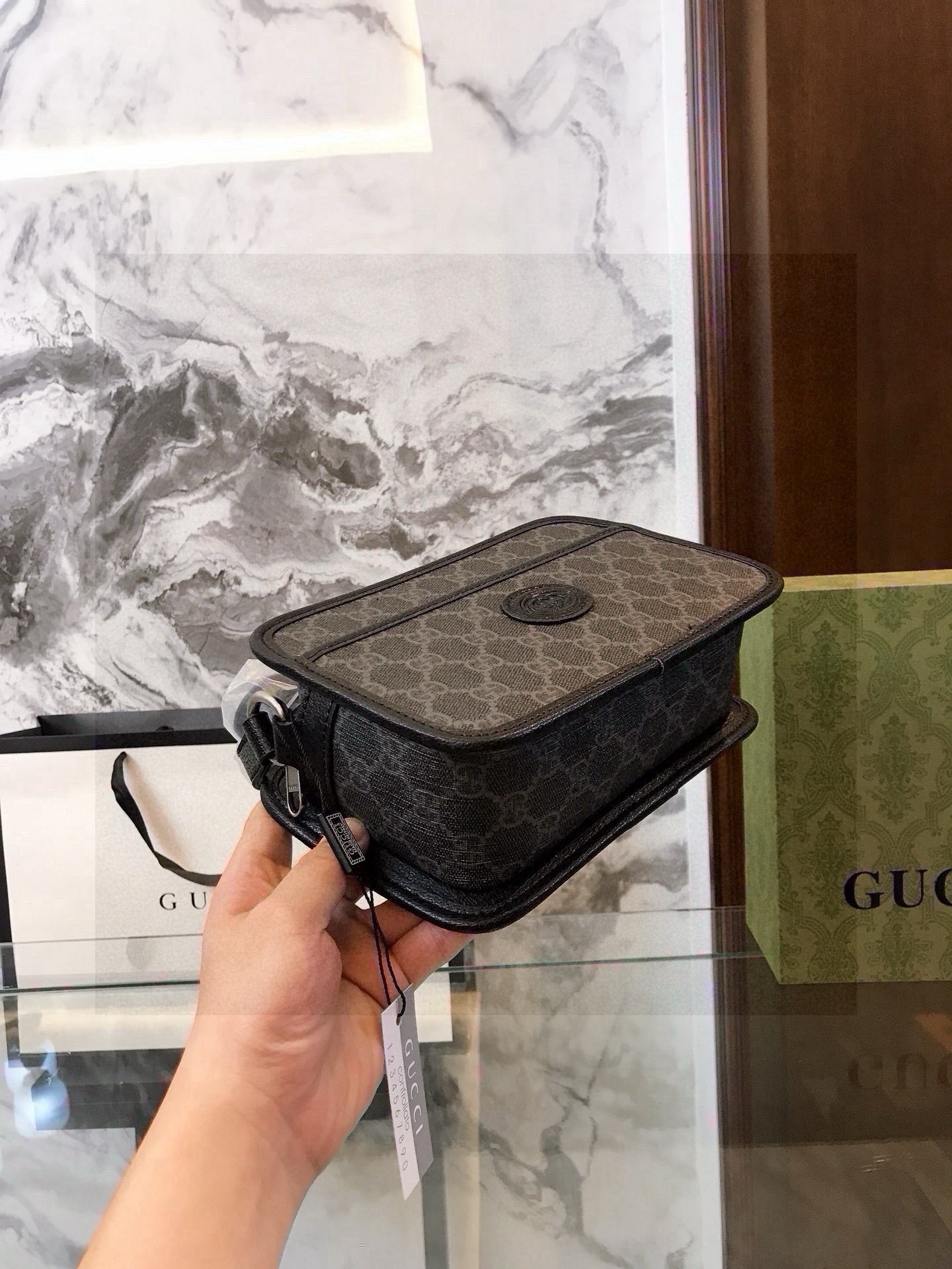 GUCCI グッチ メンズ カメラバッグ ブラック 1色入 - 画像 6