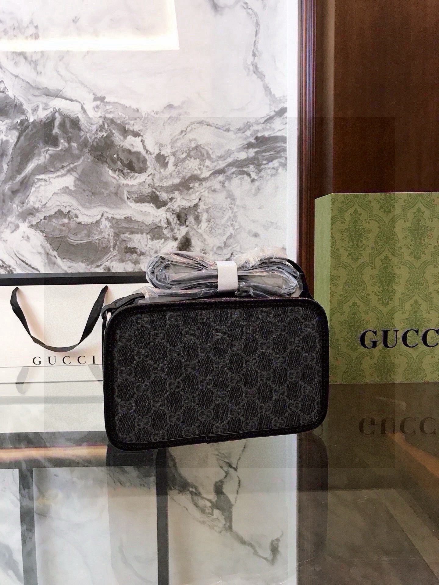 GUCCI グッチ メンズ カメラバッグ ブラック 1色入 - 画像 7