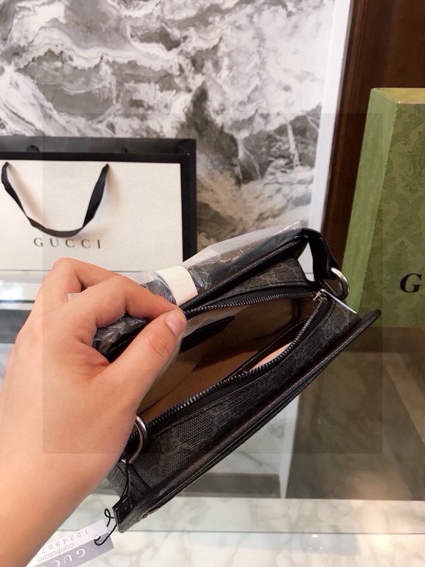 GUCCI グッチ メンズ カメラバッグ ブラック 1色入 - 画像 9