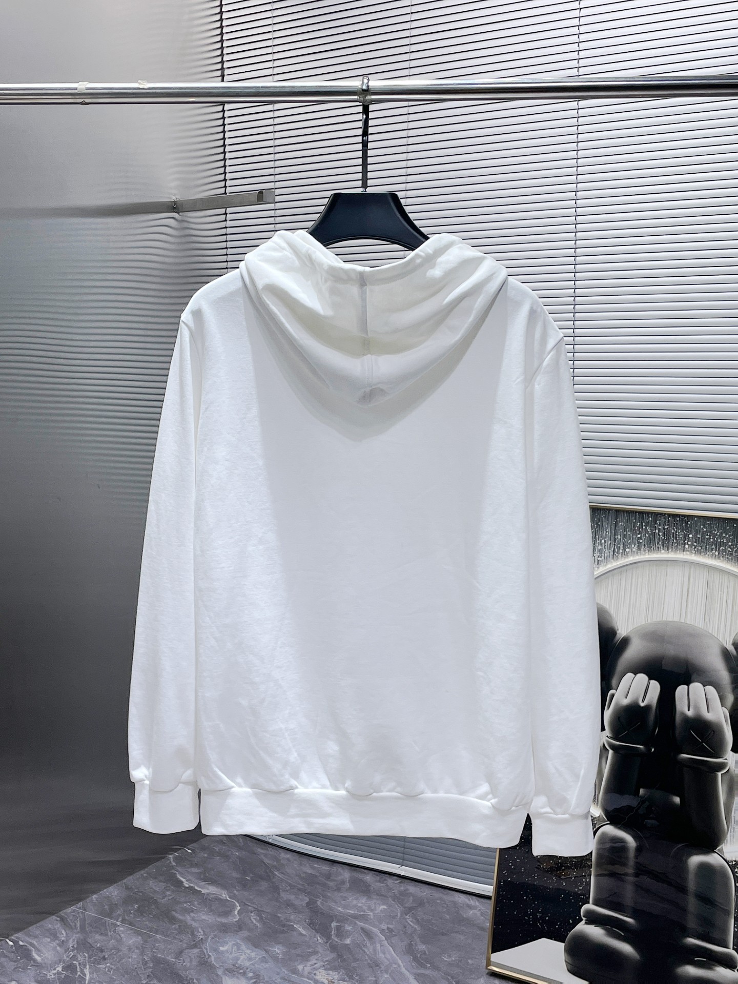 GUCCI メンズ ホットプリント フード付きスウェットシャツ 白 1色入 - 画像 2