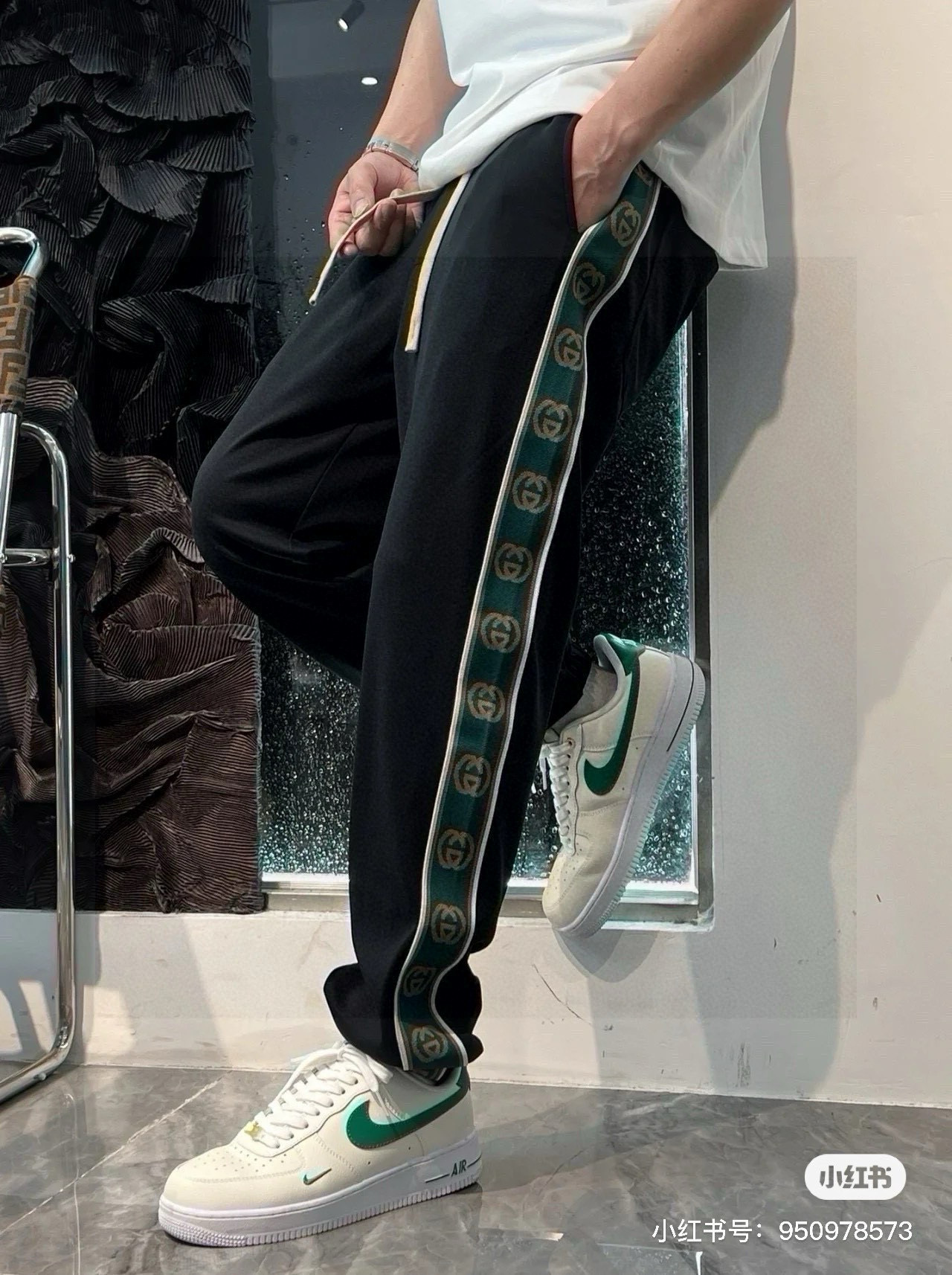 GUCCI メンズ トラックパンツ 黒 ネイビー 2色入