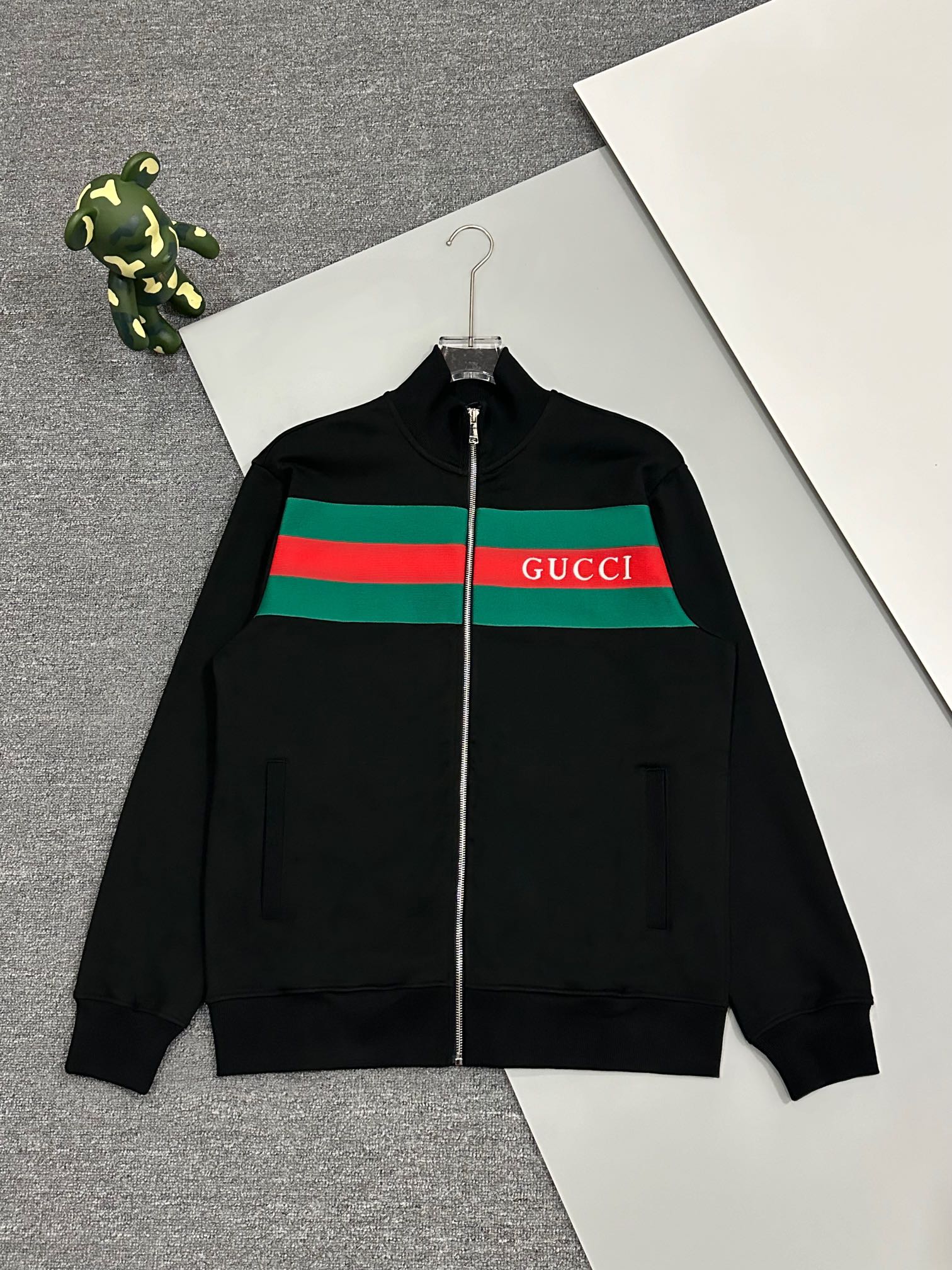 GUCCI メンズ ジップパーカー ブラック グリーンレッドストライプ