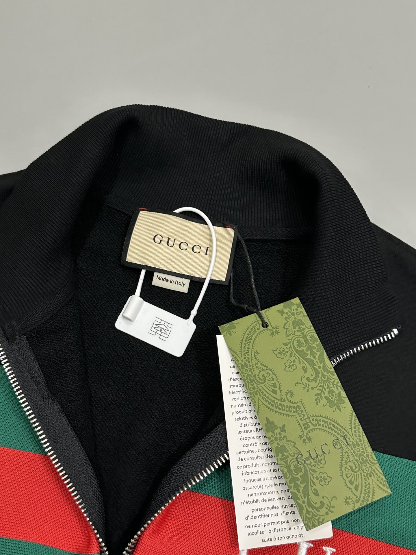 GUCCI メンズ ジップパーカー ブラック グリーンレッドストライプ - 画像 3