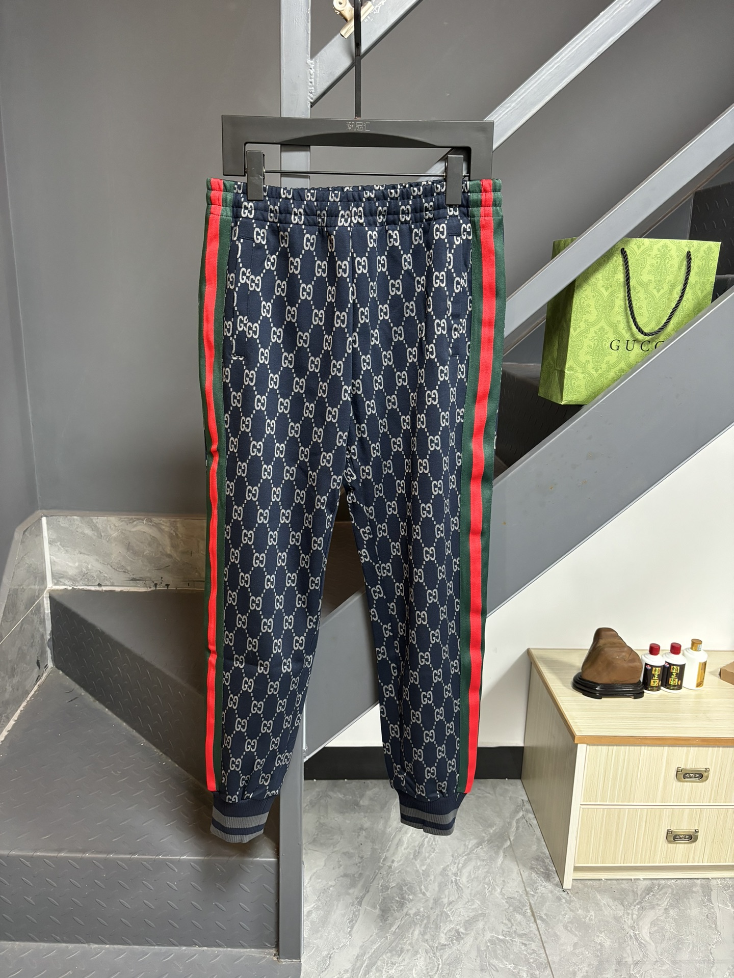 GUCCI パンツ ブルーグリーンレッド ロゴ柄 1色 - 画像 3