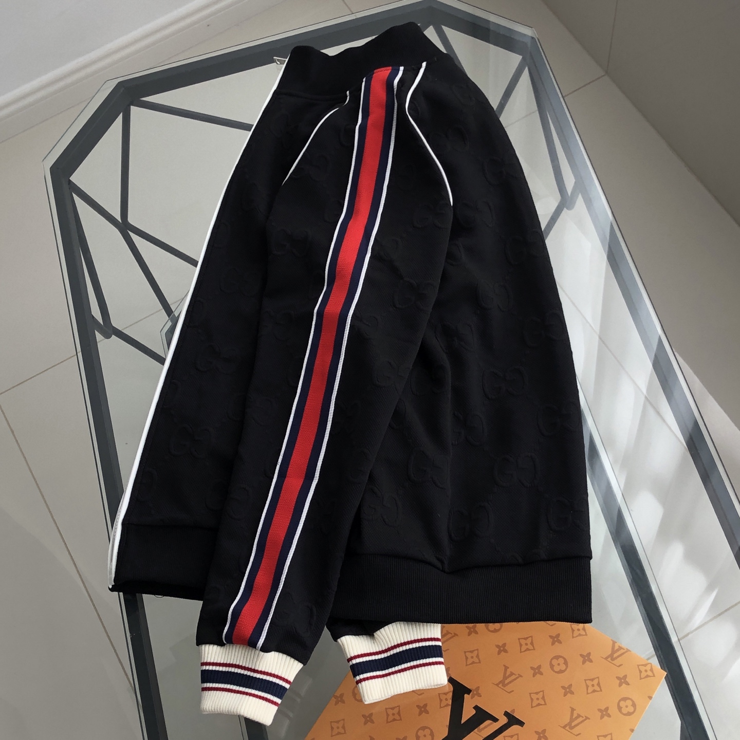 GUCCI メンズ トラックジャケット 黒 レッド/ネイビー/ホワイトストライプ 1色 - 画像 3