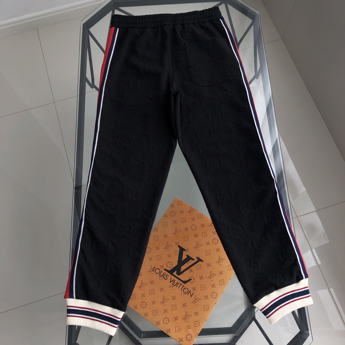 GUCCI スウェットパンツ ブラック 3色ストライプ メンズ - 画像 2