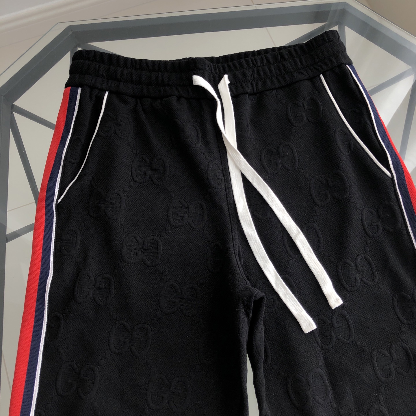 GUCCI スウェットパンツ ブラック 3色ストライプ メンズ - 画像 3