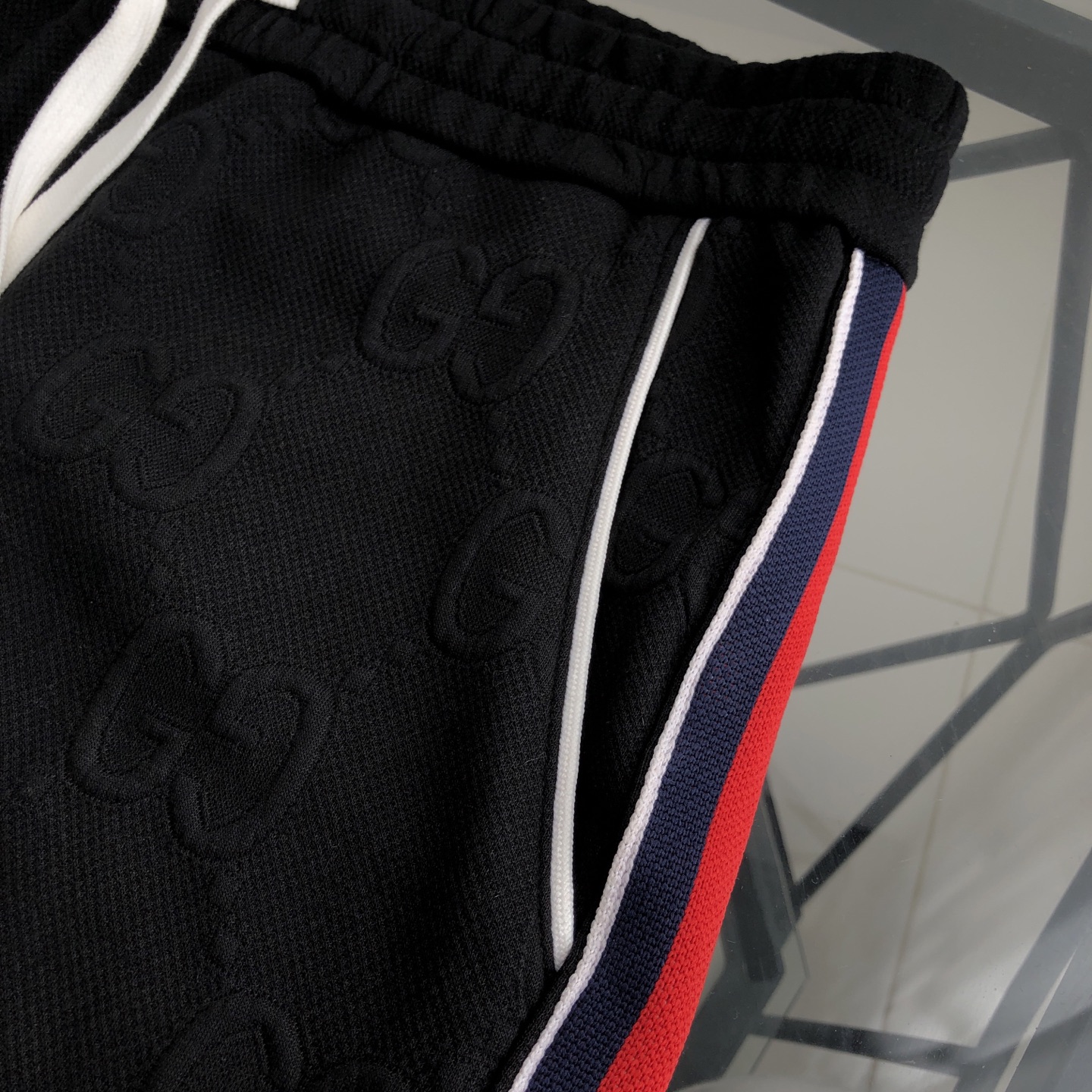 GUCCI スウェットパンツ ブラック 3色ストライプ メンズ - 画像 4