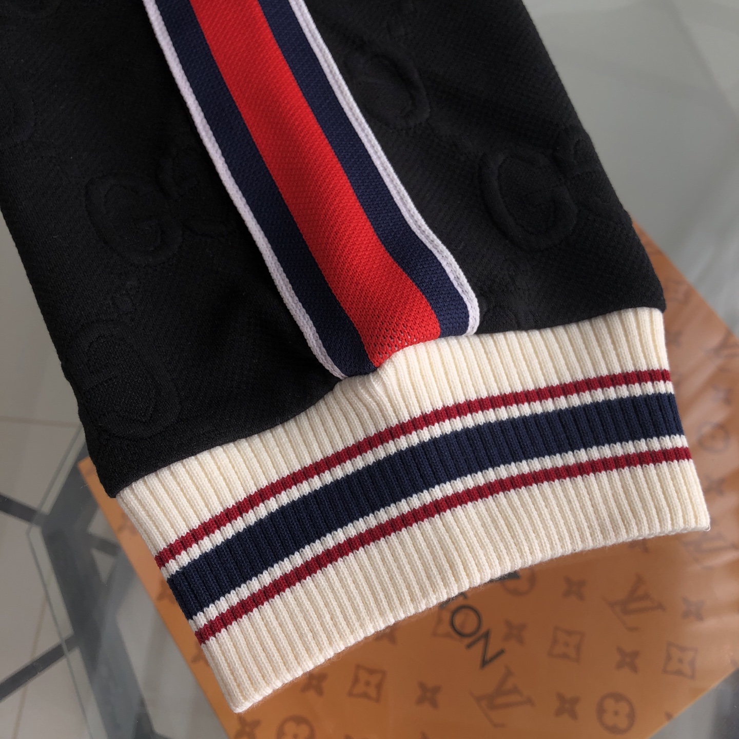 GUCCI スウェットパンツ ブラック 3色ストライプ メンズ - 画像 8