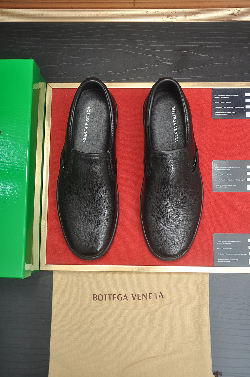 BOTTEGA VENETA メンズ 黒 ローファー 1色 レザーシューズ カジュアル スリッポン 靴 🥿