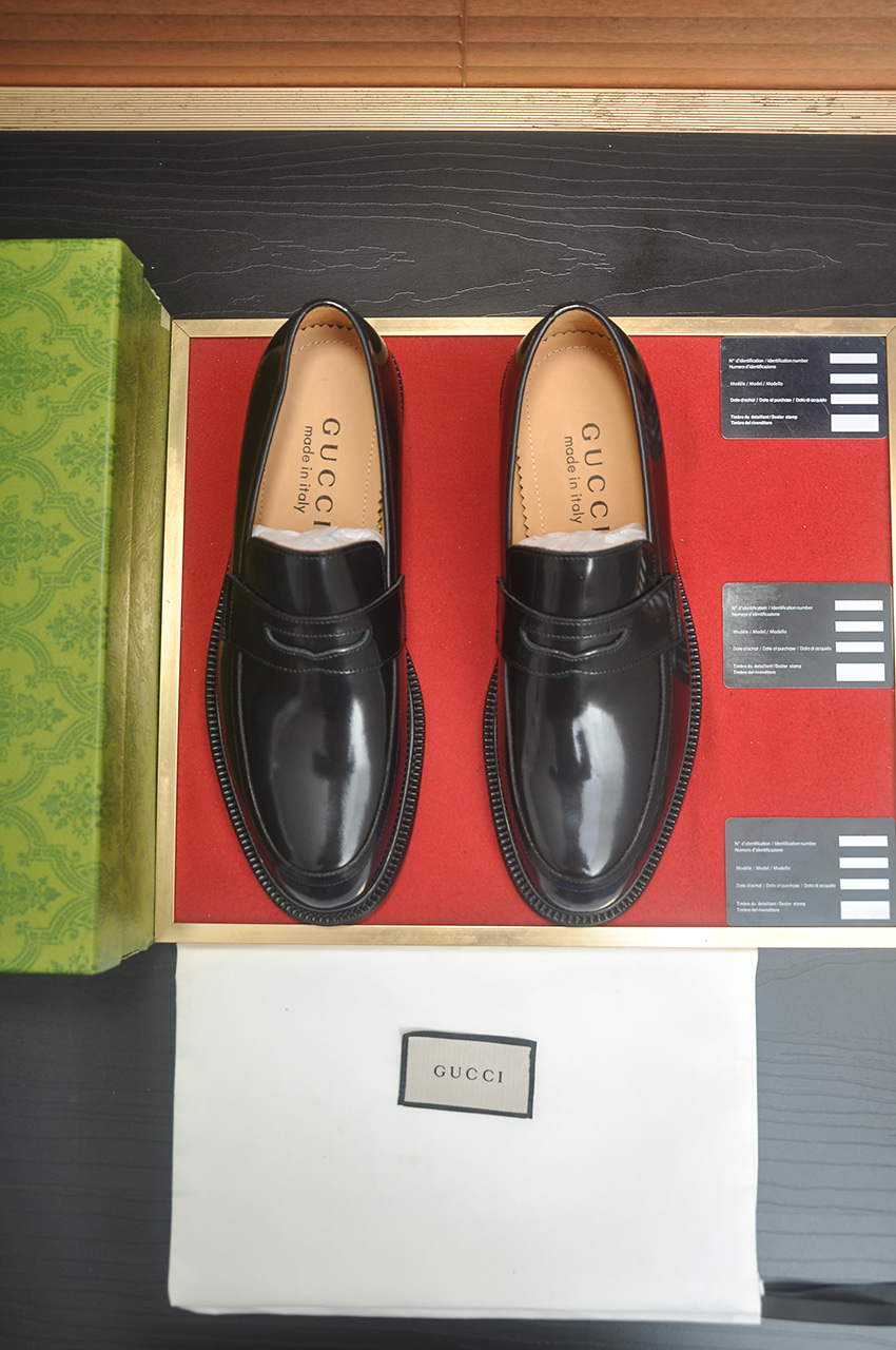 GUCCI メンズ ローファー 黒 41 本革 イタリア製 2色入 🥾