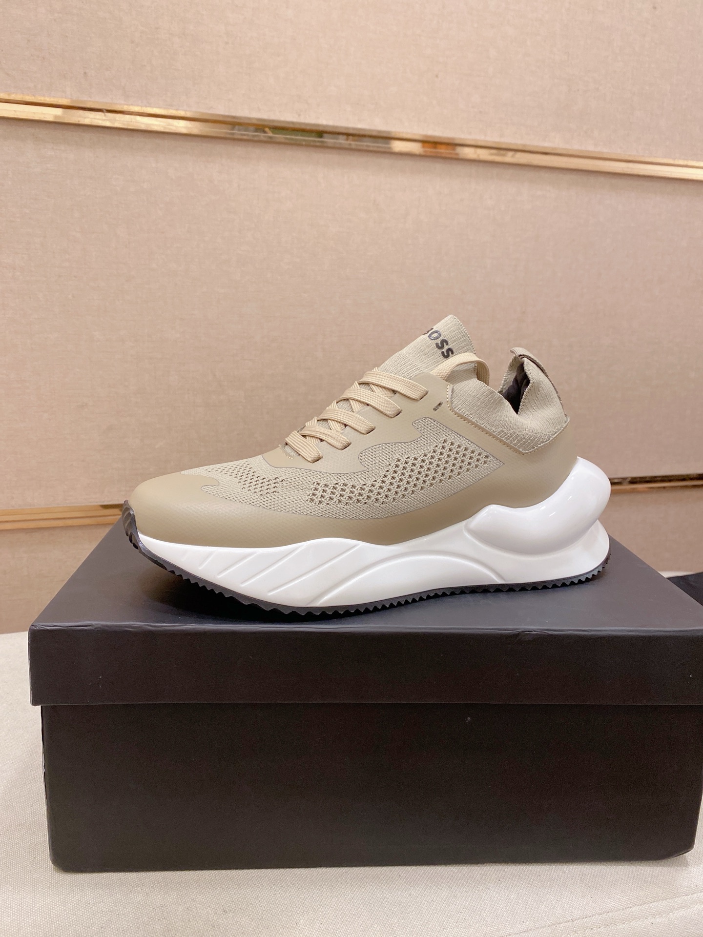 ボス メンズ スニーカー ベージュ 白いソール 人気の厚底デザイン 40サイズ 🏃‍♂️