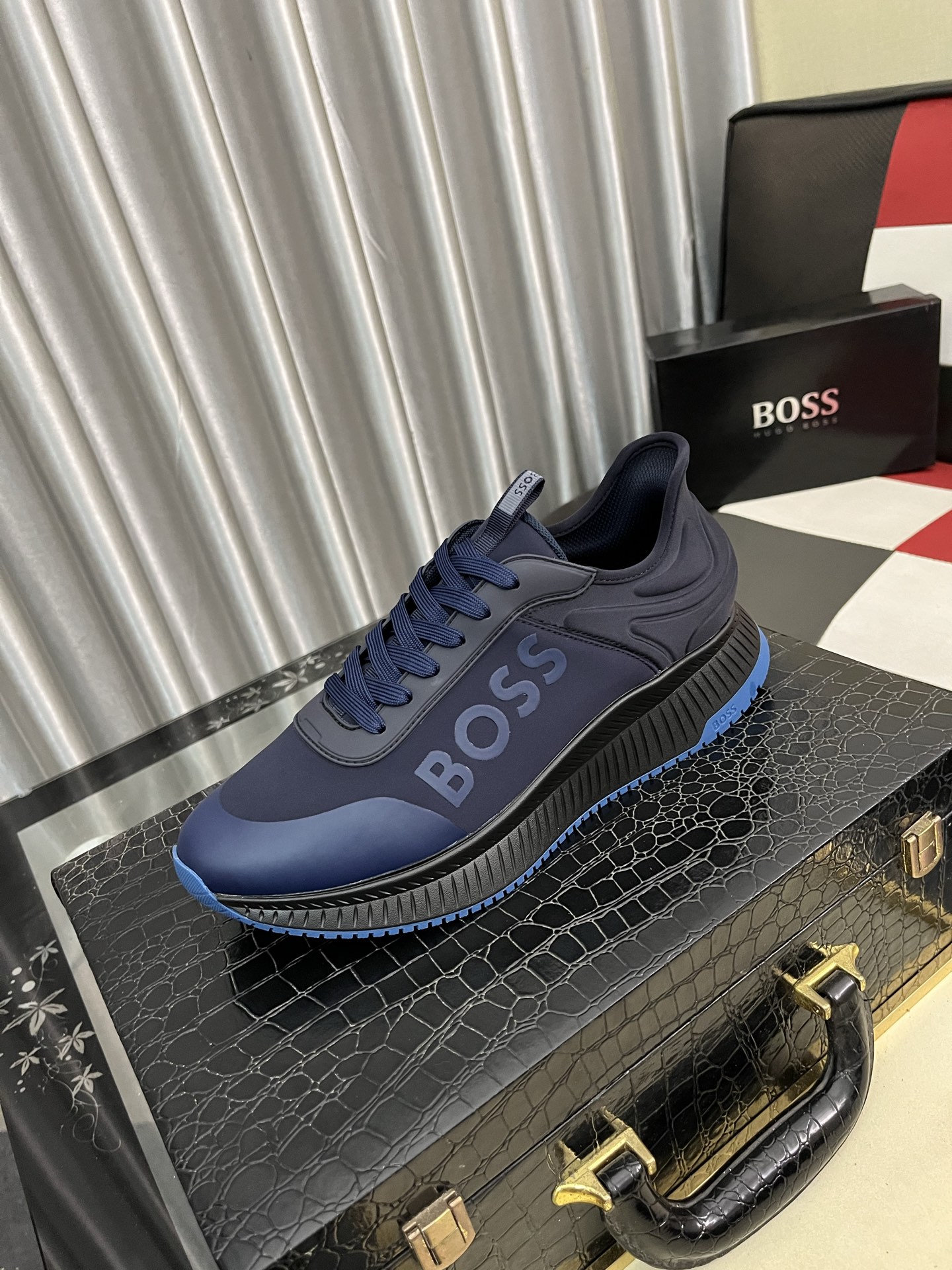 BOSS メンズ スニーカー ブルーブラック デザイン性高い 〜