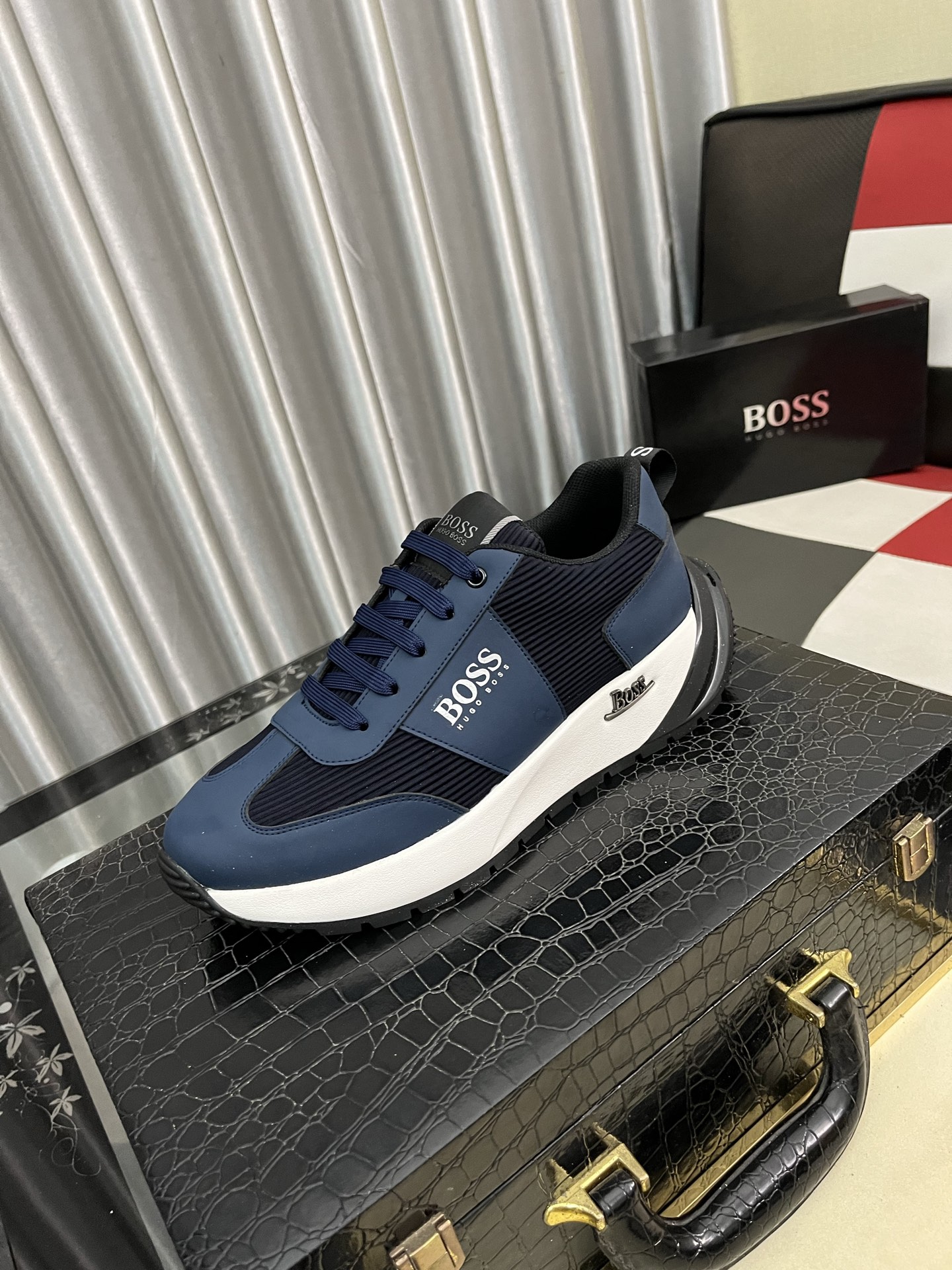 高級感のある BOSS メンズスニーカー ブルーブラック 2色展開 🎯