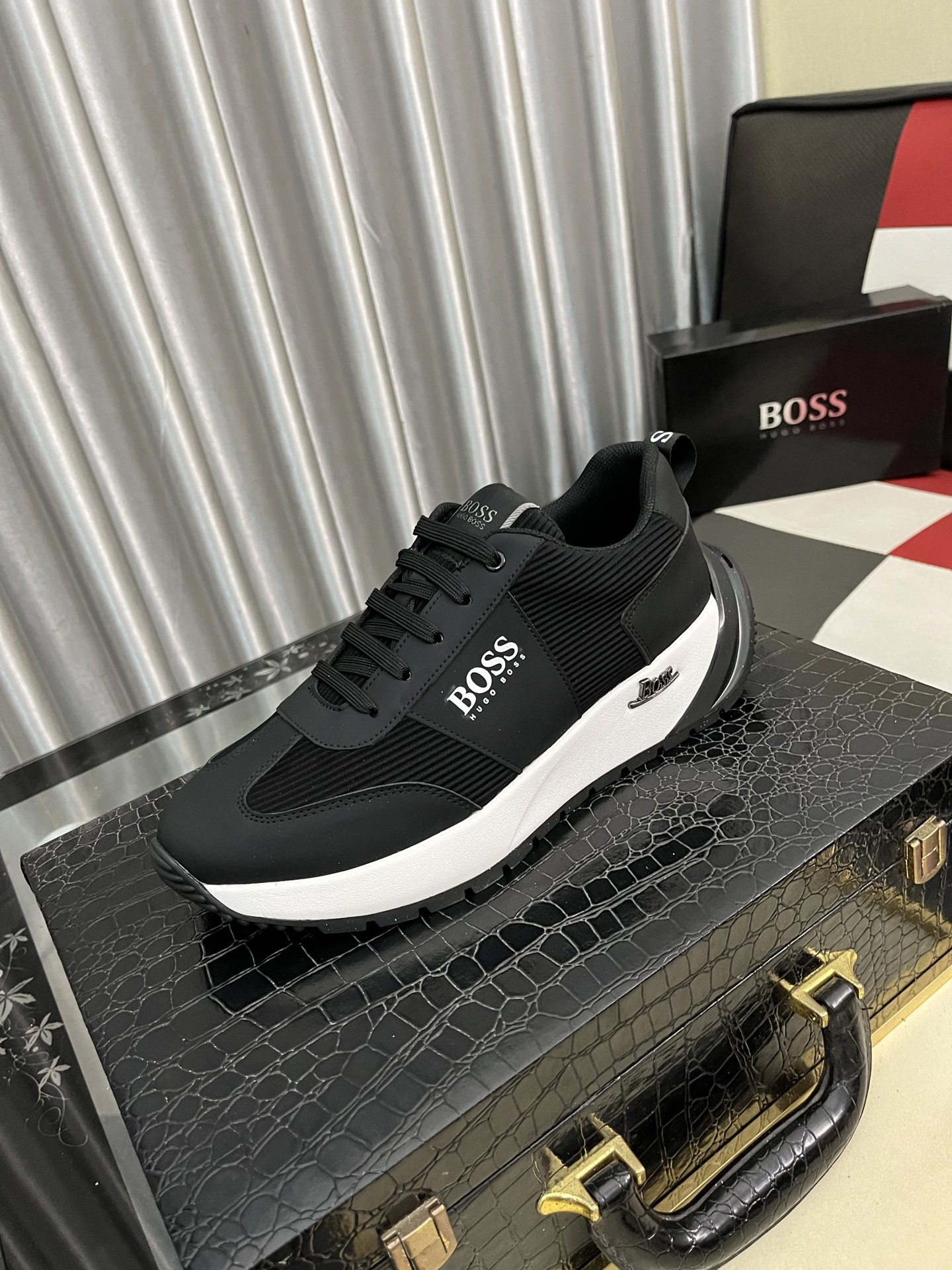 HUGO BOSS メンズ スニーカー 黒 白 2色 2024 新作 3色選択可能 🥾