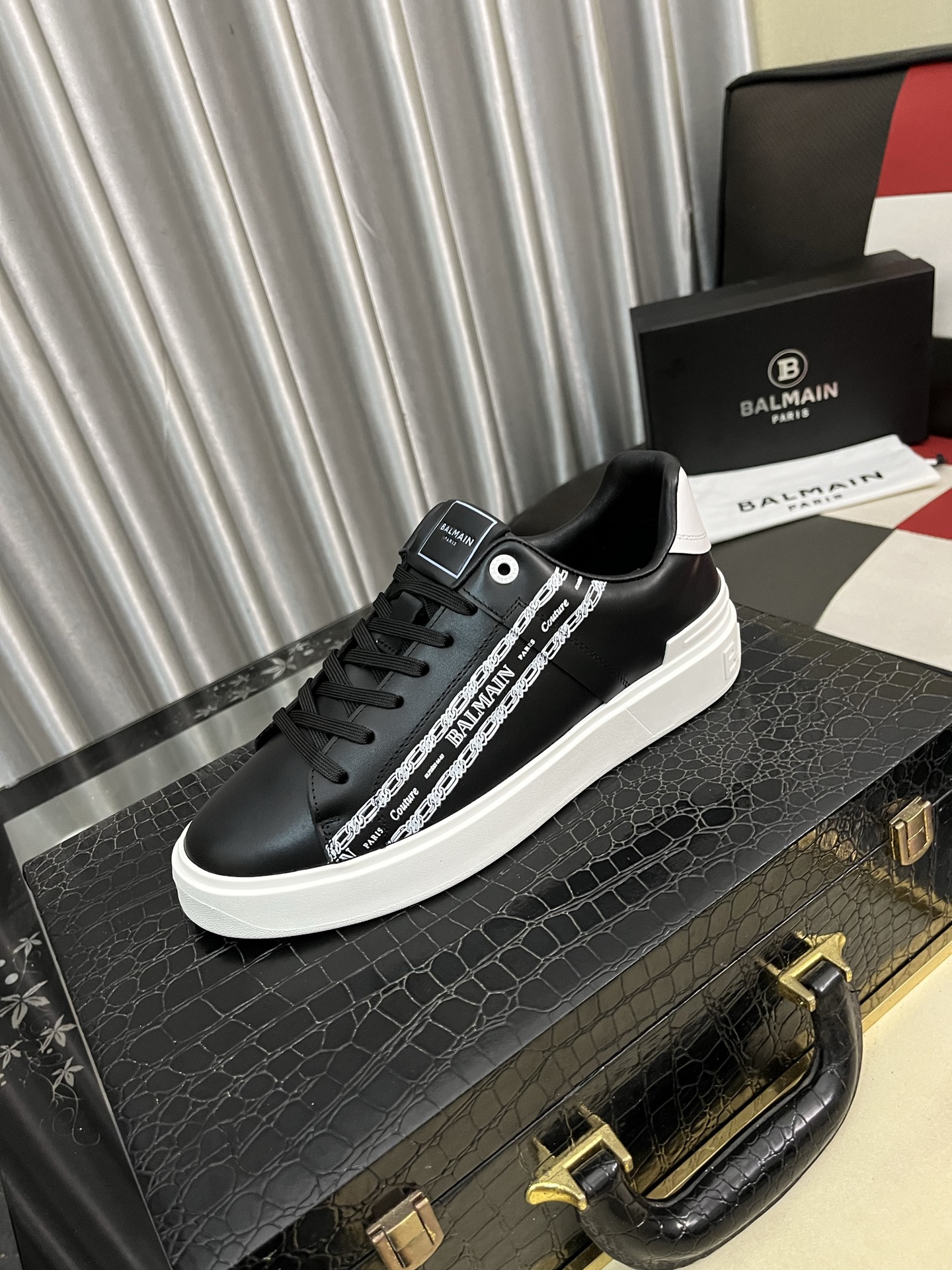BALMAIN メンズ スニーカー ブラック 2色展開 🖤👟 パリのラグジュアリーブランドのスタイルを体現