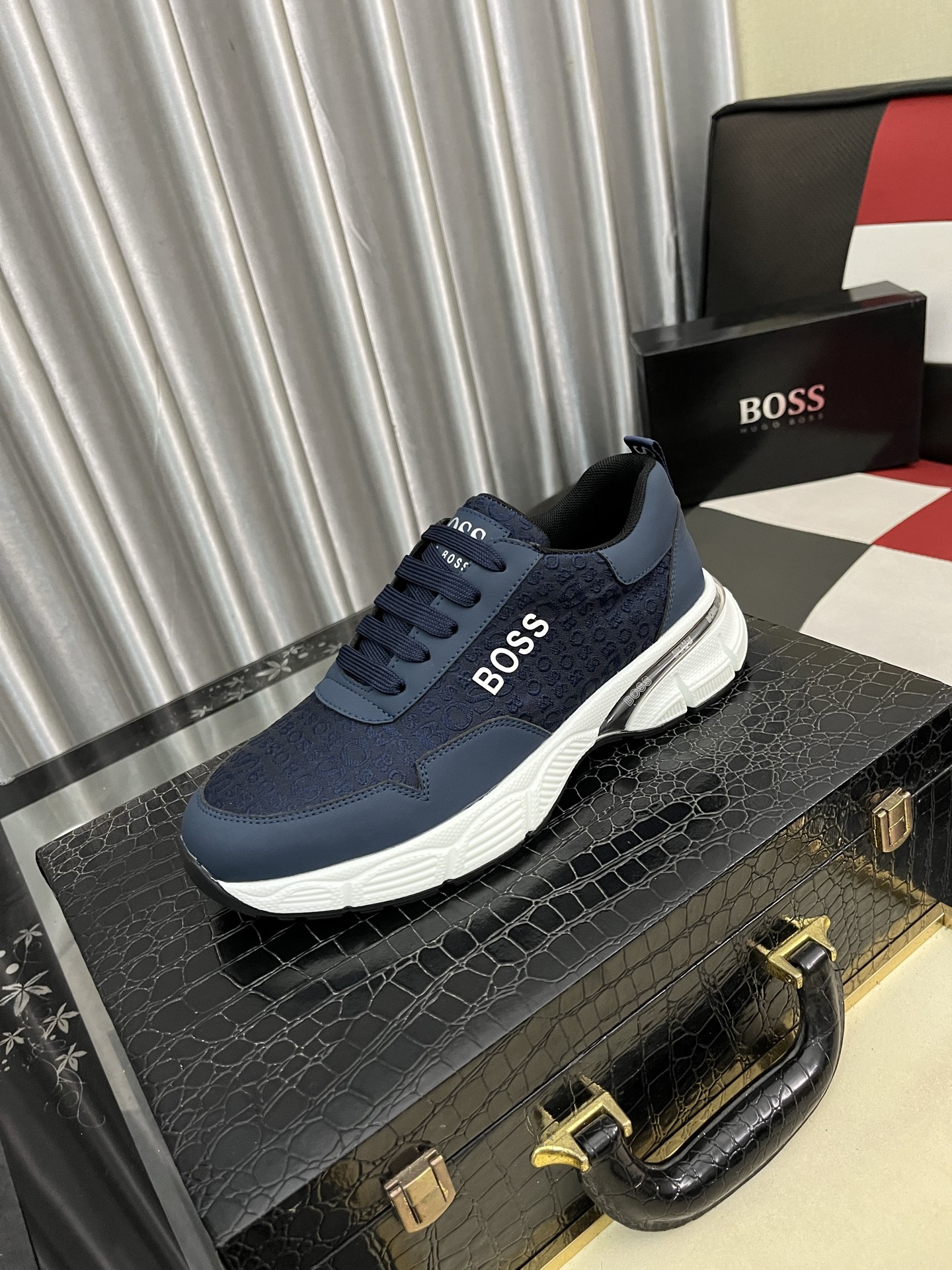 HUGO BOSS 男性用 スニーカー ネイビー 3色 38-46サイズ対応 🎒