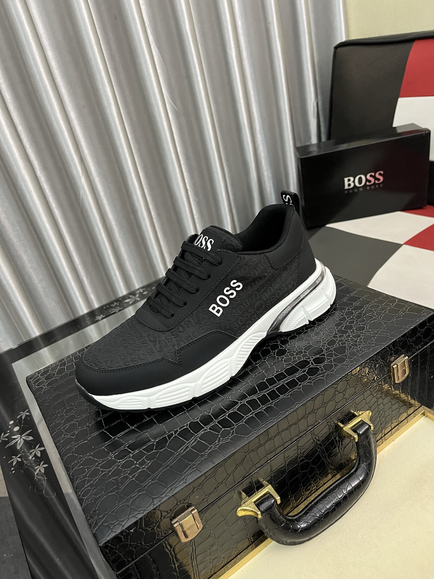 HUGO BOSS 男士运动鞋 ブラック 透かし柄 ファッション ローカット スニーカー 1足 62文字