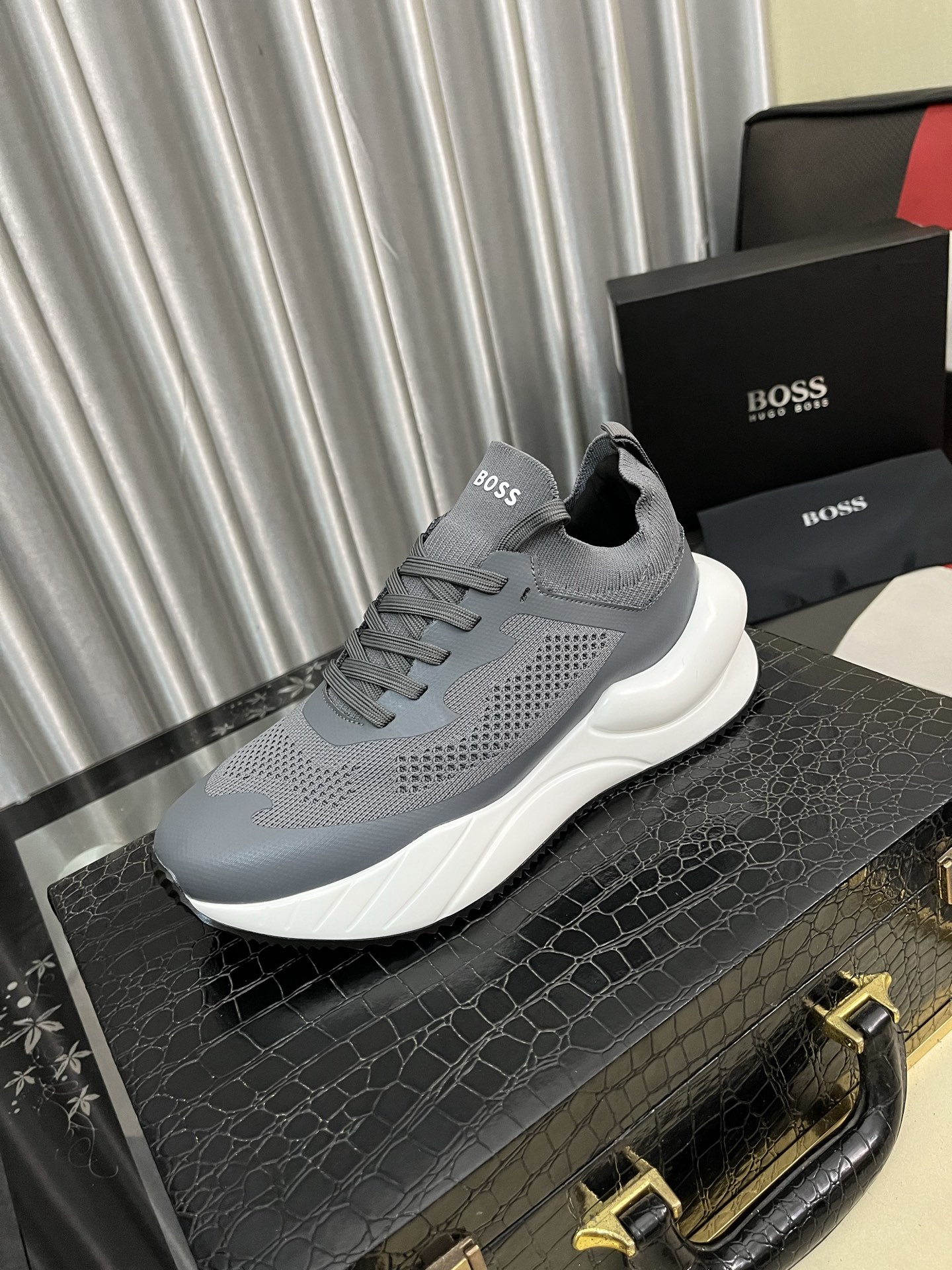 HUGO BOSS メンズスニーカー メッシュ素材 2色展開 4色入 🏃‍♂️