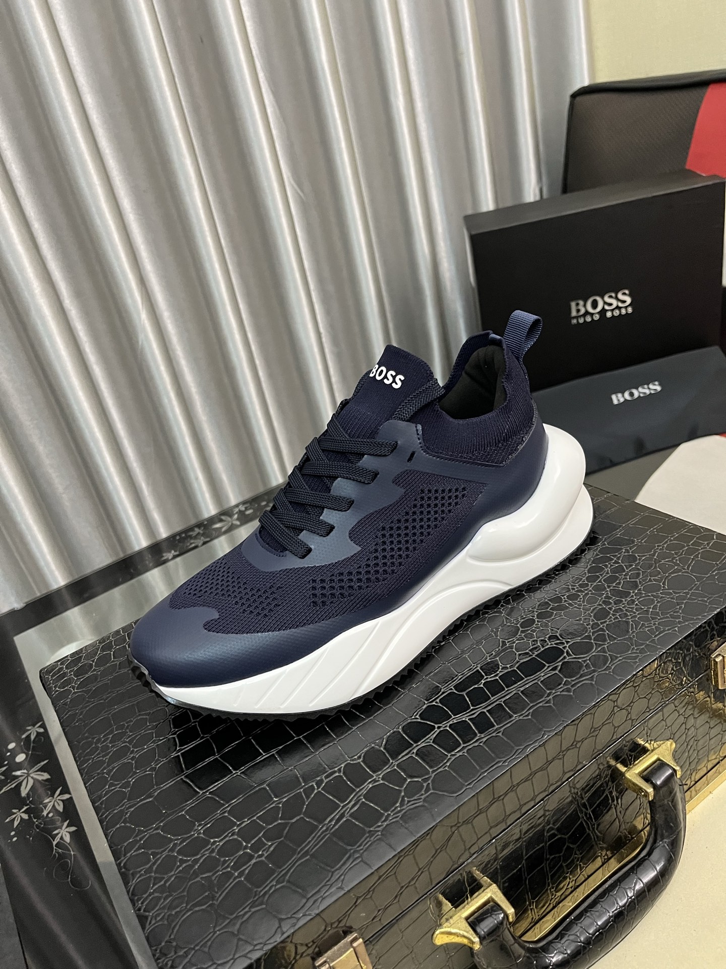 HUGO BOSS メンズ スニーカー ブルーグレー 3色展開 本革素材 軽量設計 🏃‍♂️