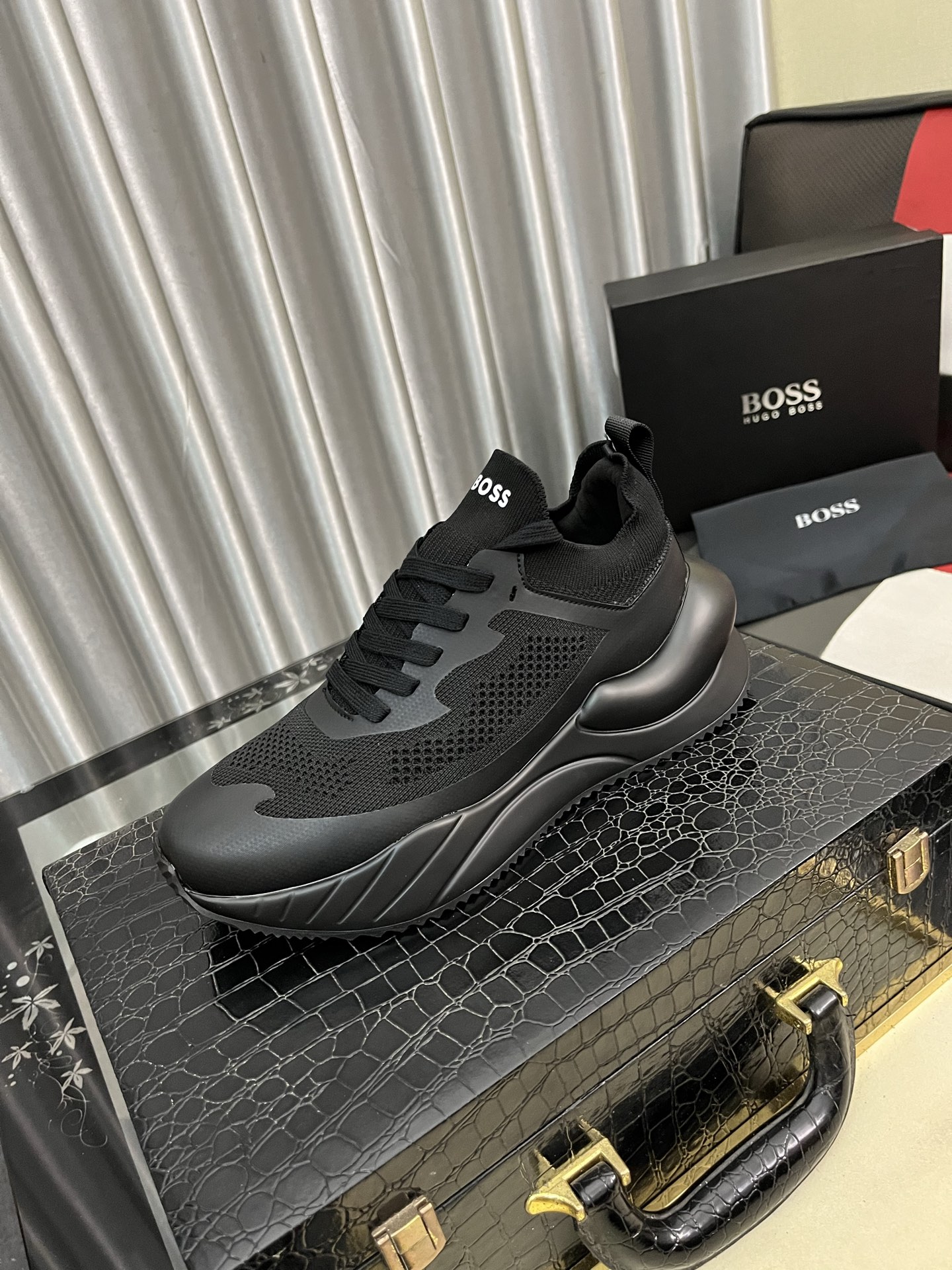 HUGO BOSS メンズ スニーカー ブラック ネット素材 ローカット カジュアルシューズ 1点 ¥25,800 🥾